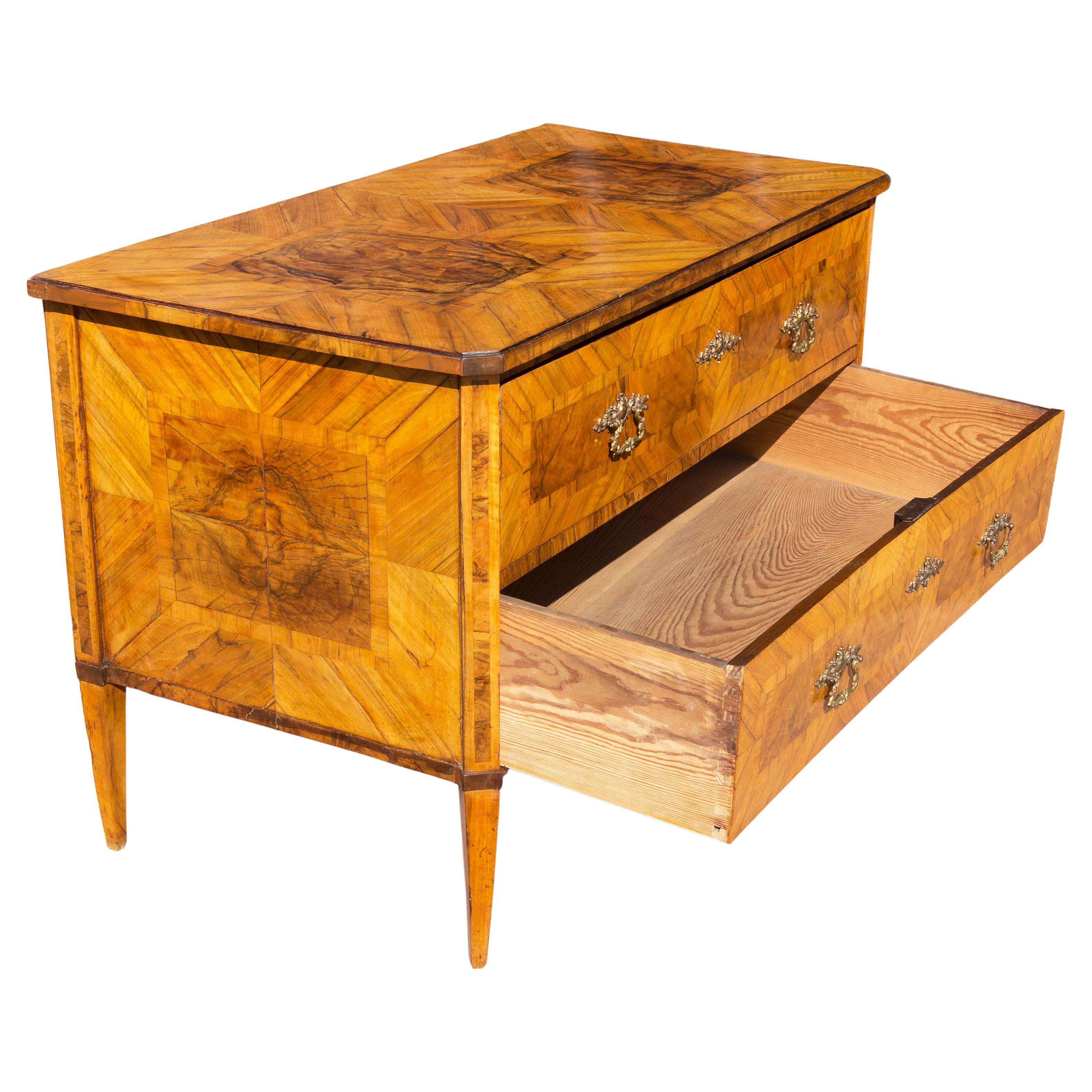 Fino al XVIII secolo Commode in legno di noce neoclassico tedesco del XVIII secolo in vendita