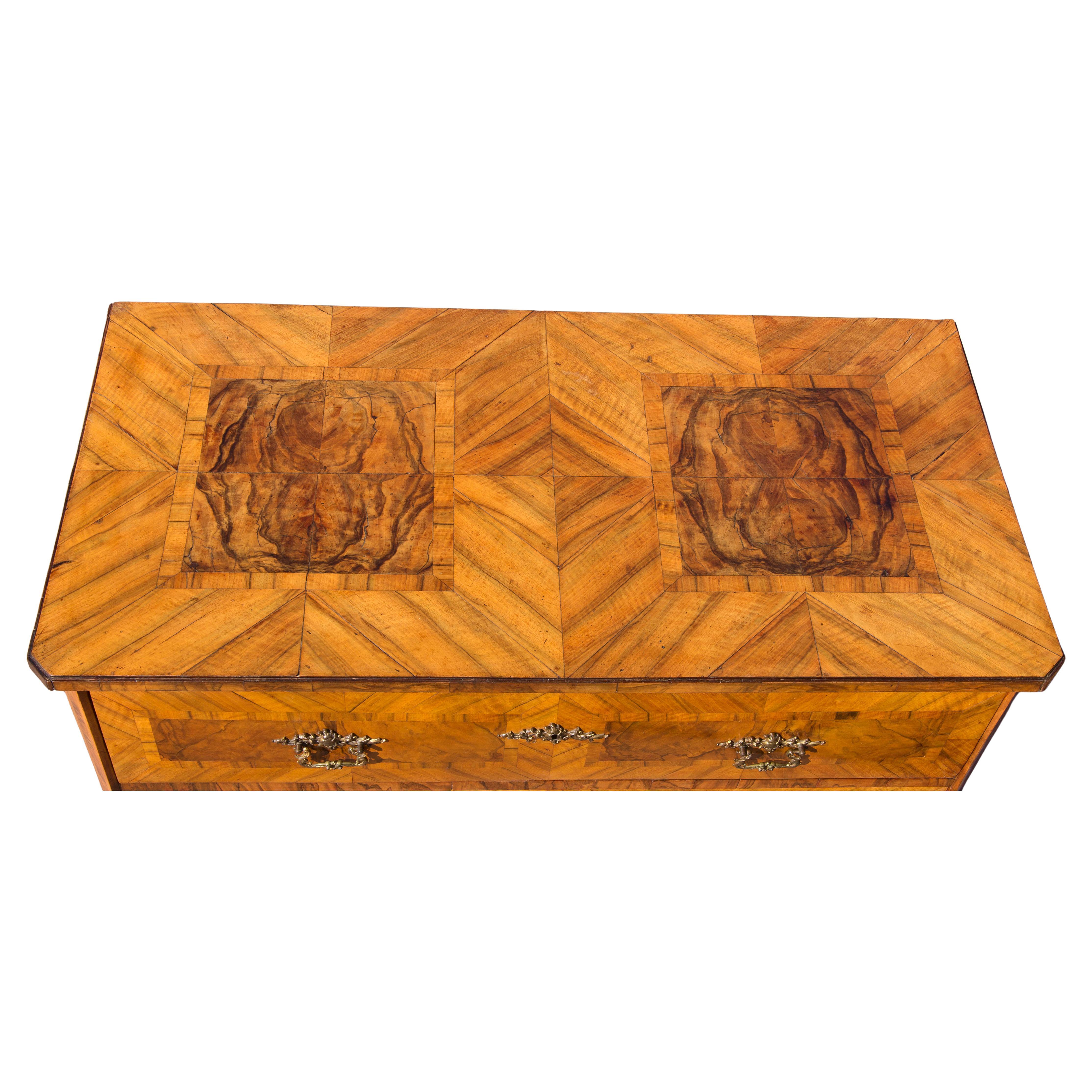 Noce Commode in legno di noce neoclassico tedesco del XVIII secolo in vendita