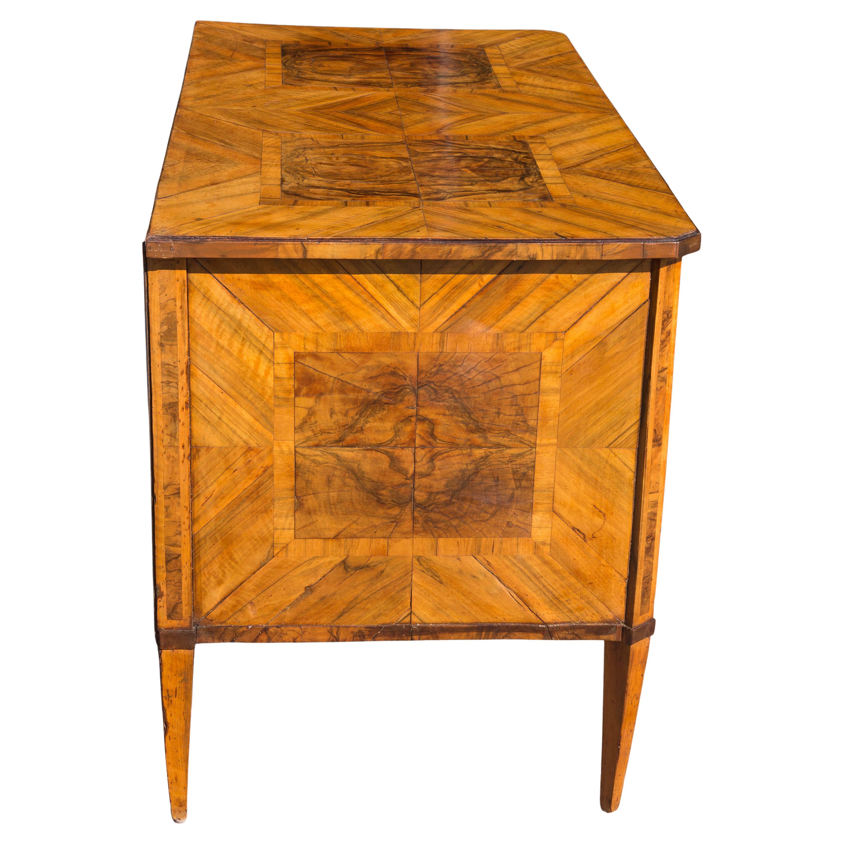 Commode in legno di noce neoclassico tedesco del XVIII secolo in vendita 1