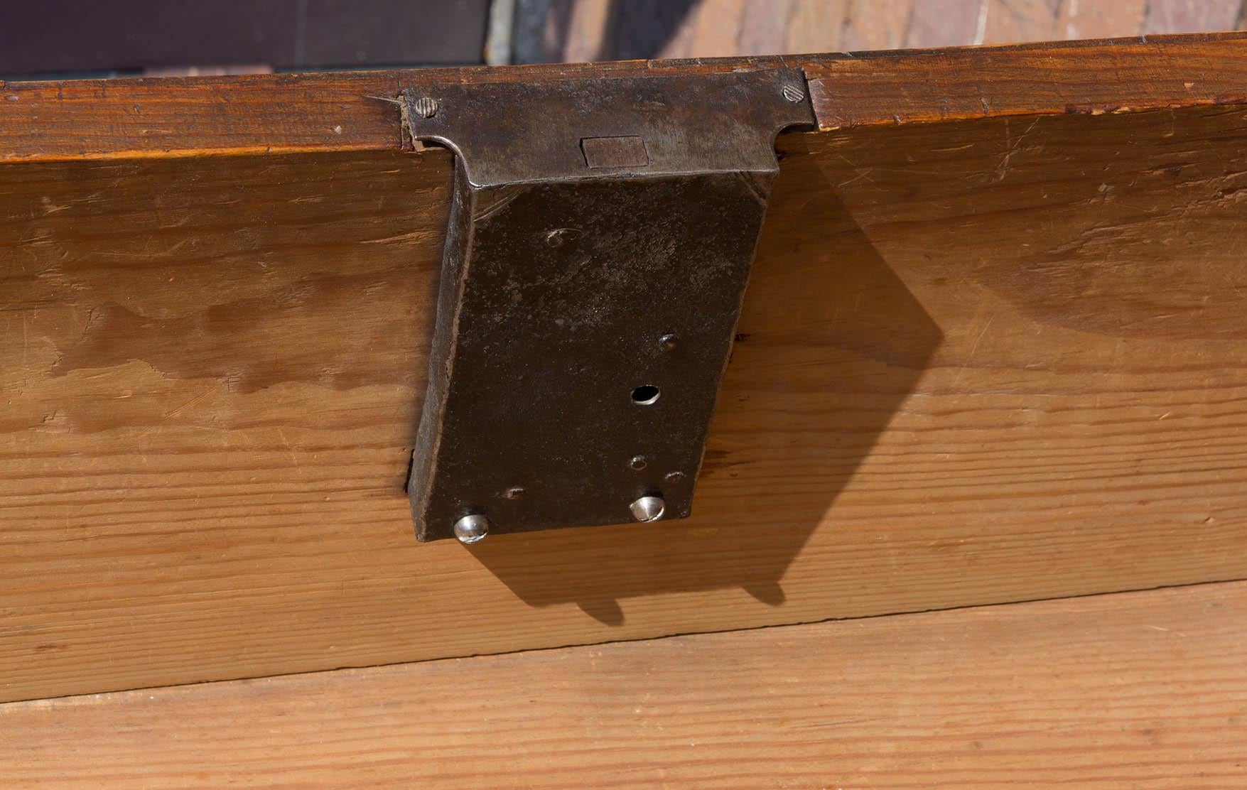 Commode in legno di noce neoclassico tedesco del XVIII secolo in vendita 2
