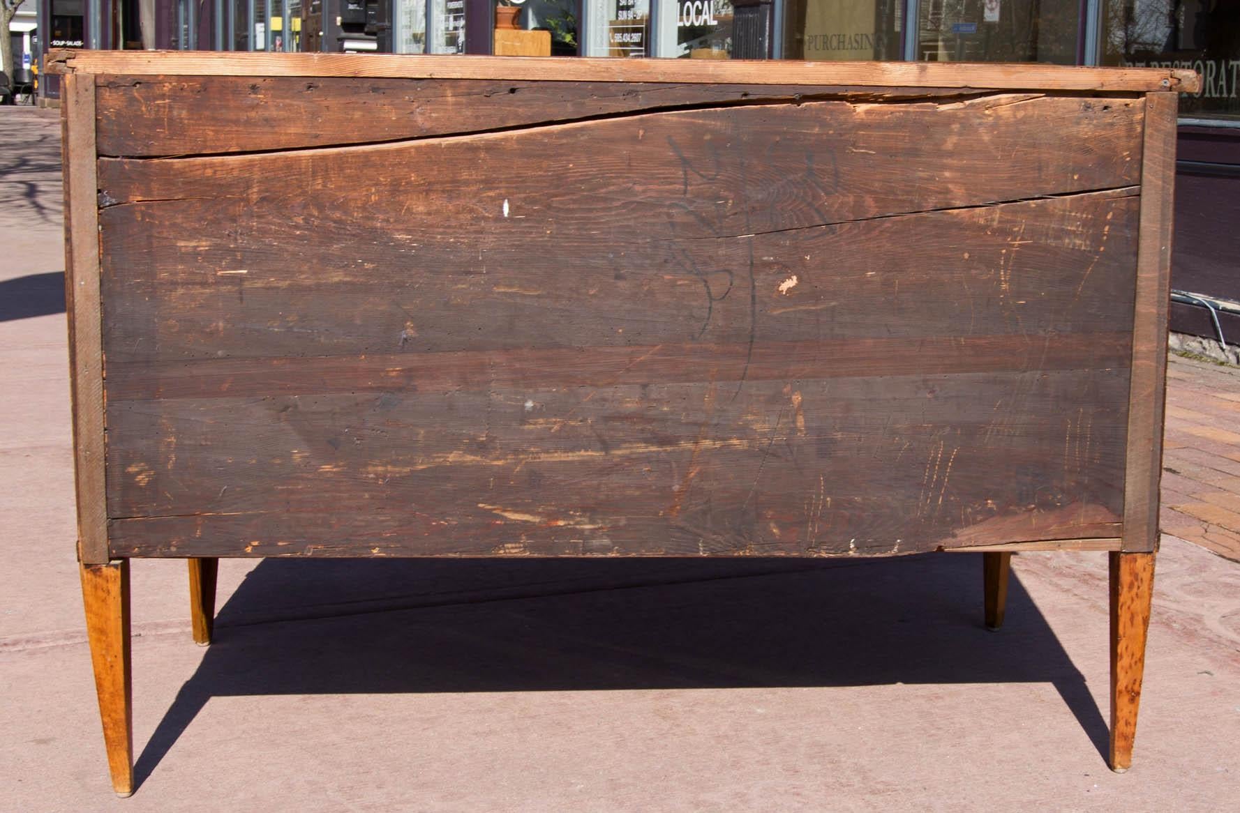 Commode in legno di noce neoclassico tedesco del XVIII secolo in vendita 3