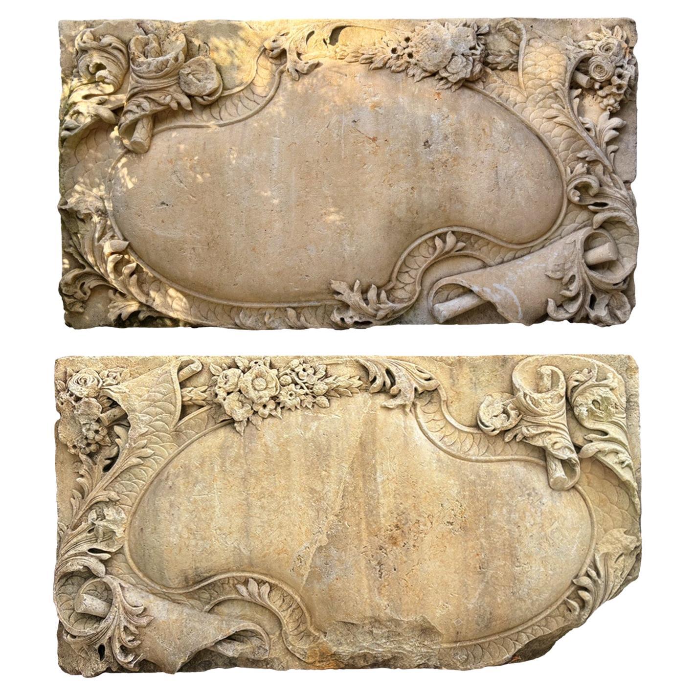Coppia di rilievi da parete barocchi simili in pietra arenaria del XVIII secolo