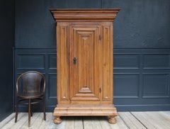 Deutscher Kiefernholzschrank aus dem 18. Jahrhundert, Frankfurter Wellenschrank