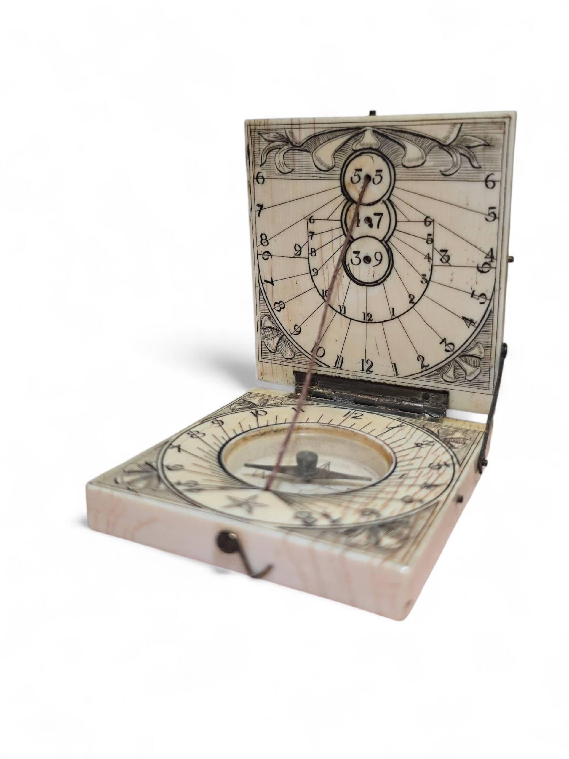 Os Cadran solaire portatif allemand en ivoire du 18e siècle - probablement Nuremberg en vente