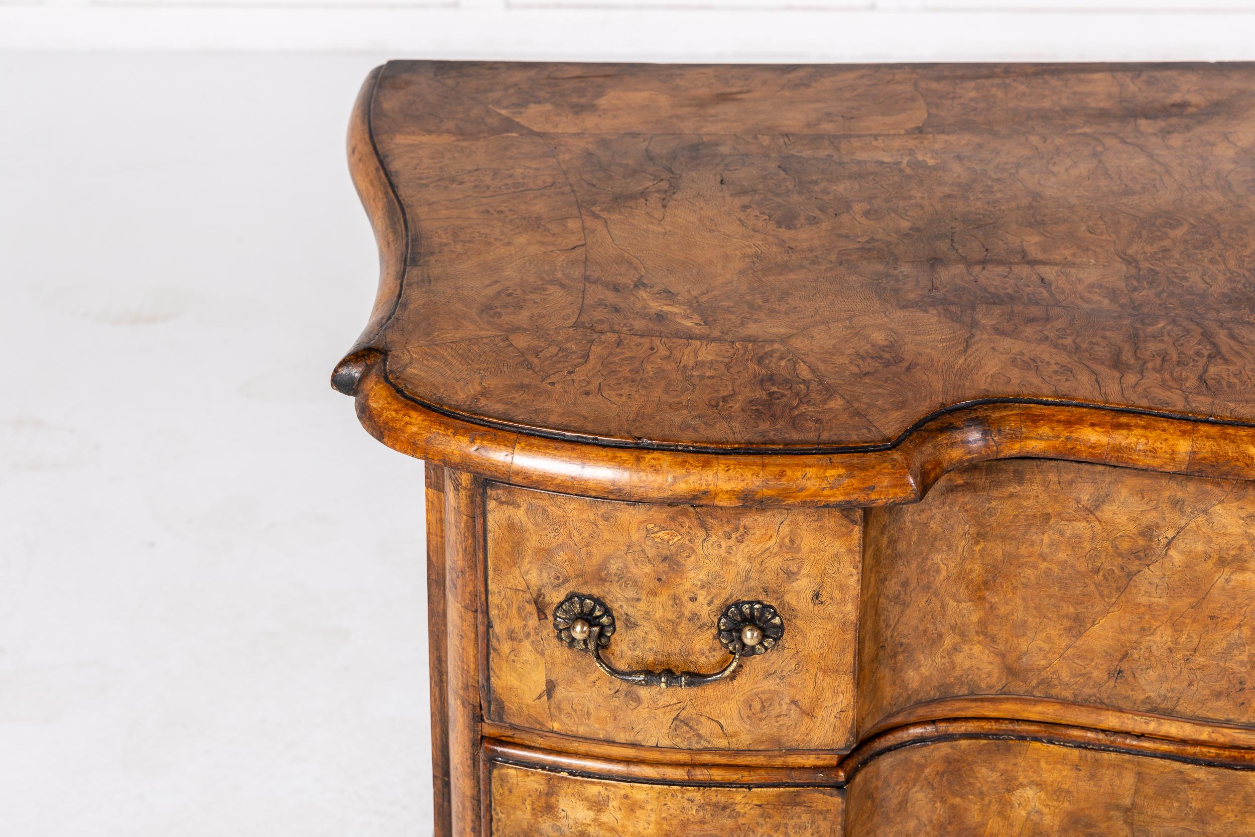 18th Century German Serpentine Commode In Good Condition For Sale In Gloucestershire, GB