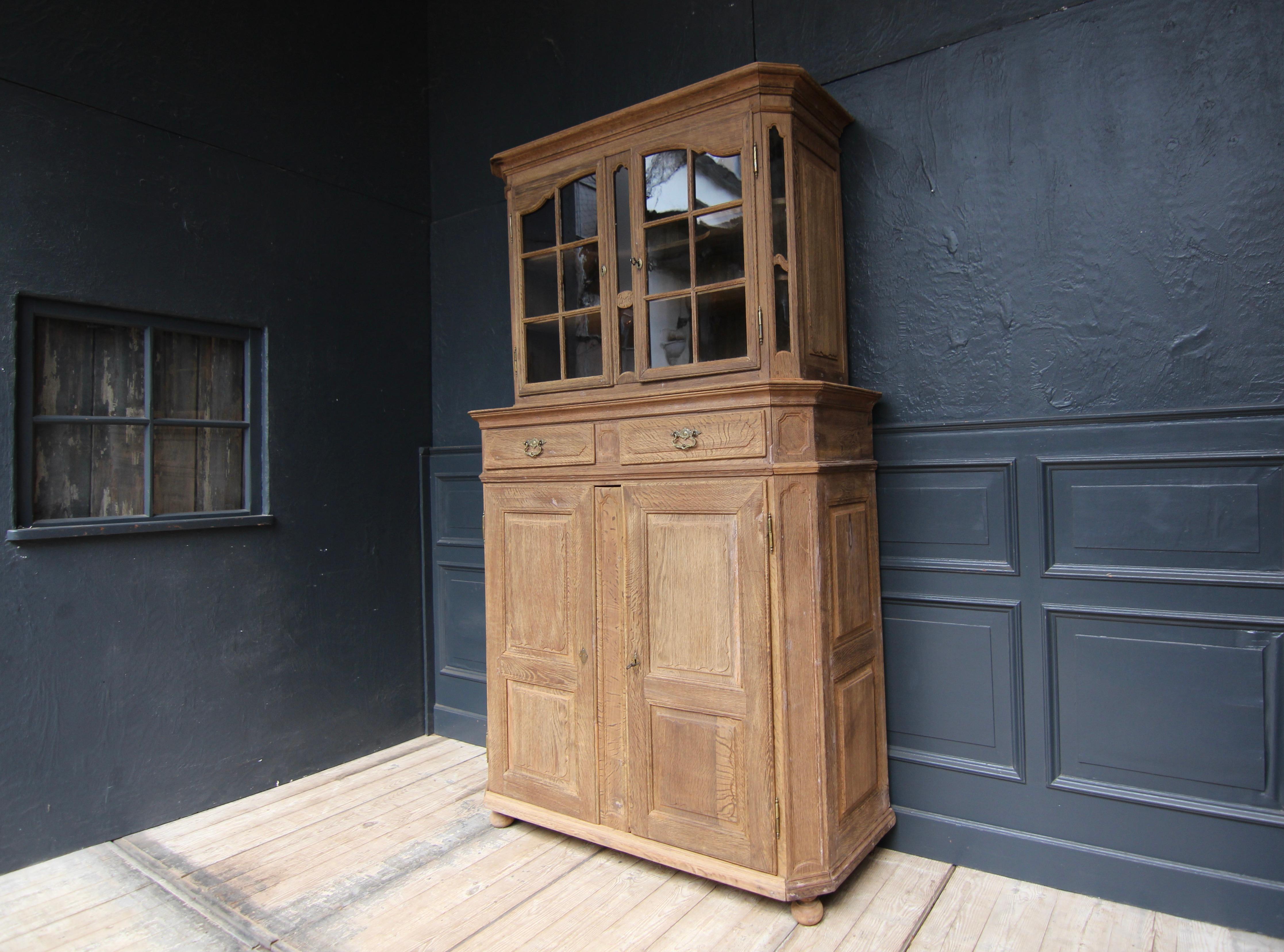 18th Century German Stripped Oak Baroque Display Cabinet In Good Condition For Sale In Dusseldorf, DE