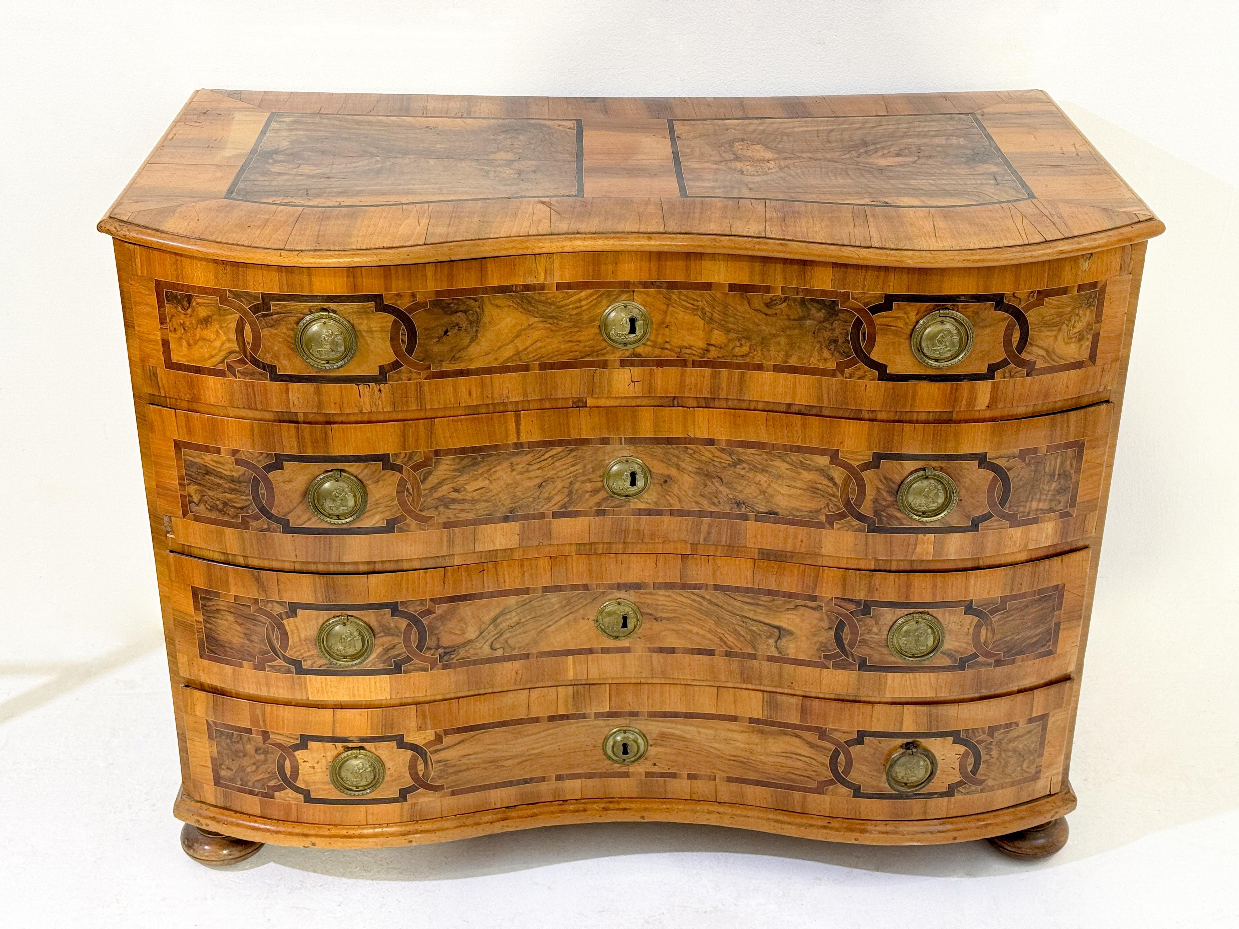 18th Century German Walnut Chest of Drawers In Good Condition For Sale In Brussels, BE