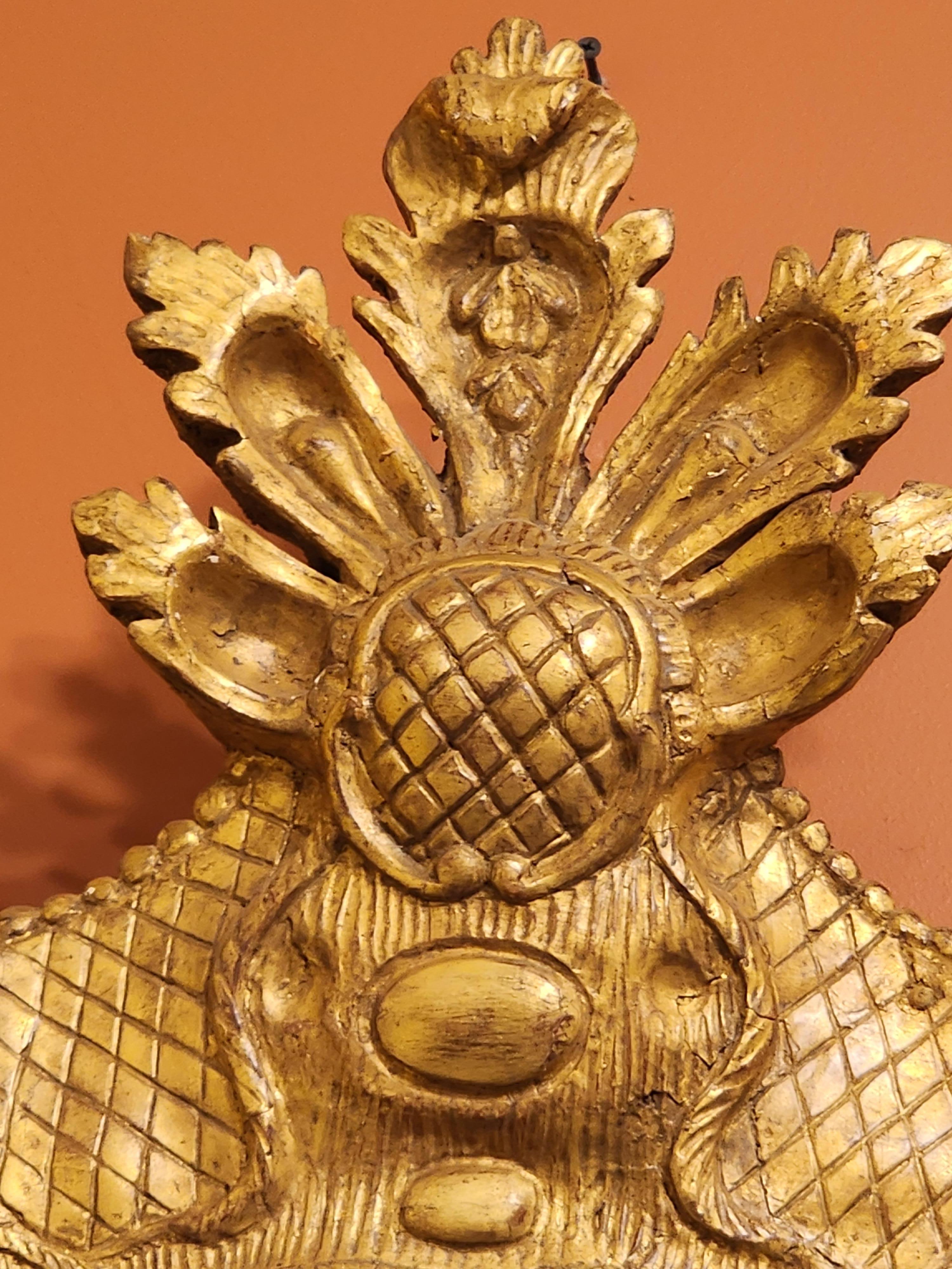 Dies ist eine schöne Hand geschnitzt, gessoed und vergoldet George II Spiegel. Sie stammt aus der Mitte des achtzehnten Jahrhunderts. Dieser unglaublich große Spiegel ist beeindruckend und geradezu imposant. Es würde in jedem Raum, in dem Sie es