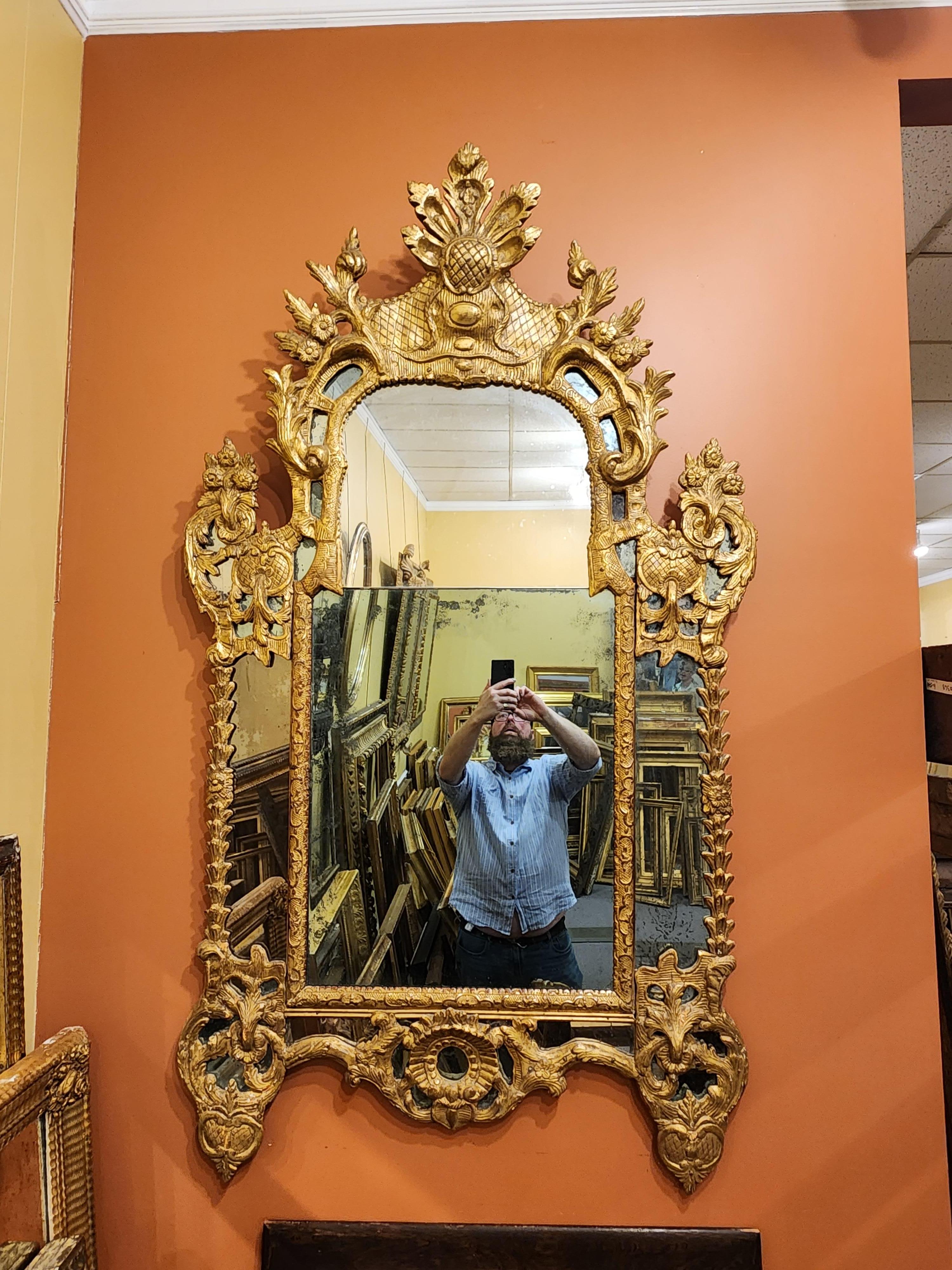 Fait main Miroir géorgien doré du 18e siècle, grand modèle en vente