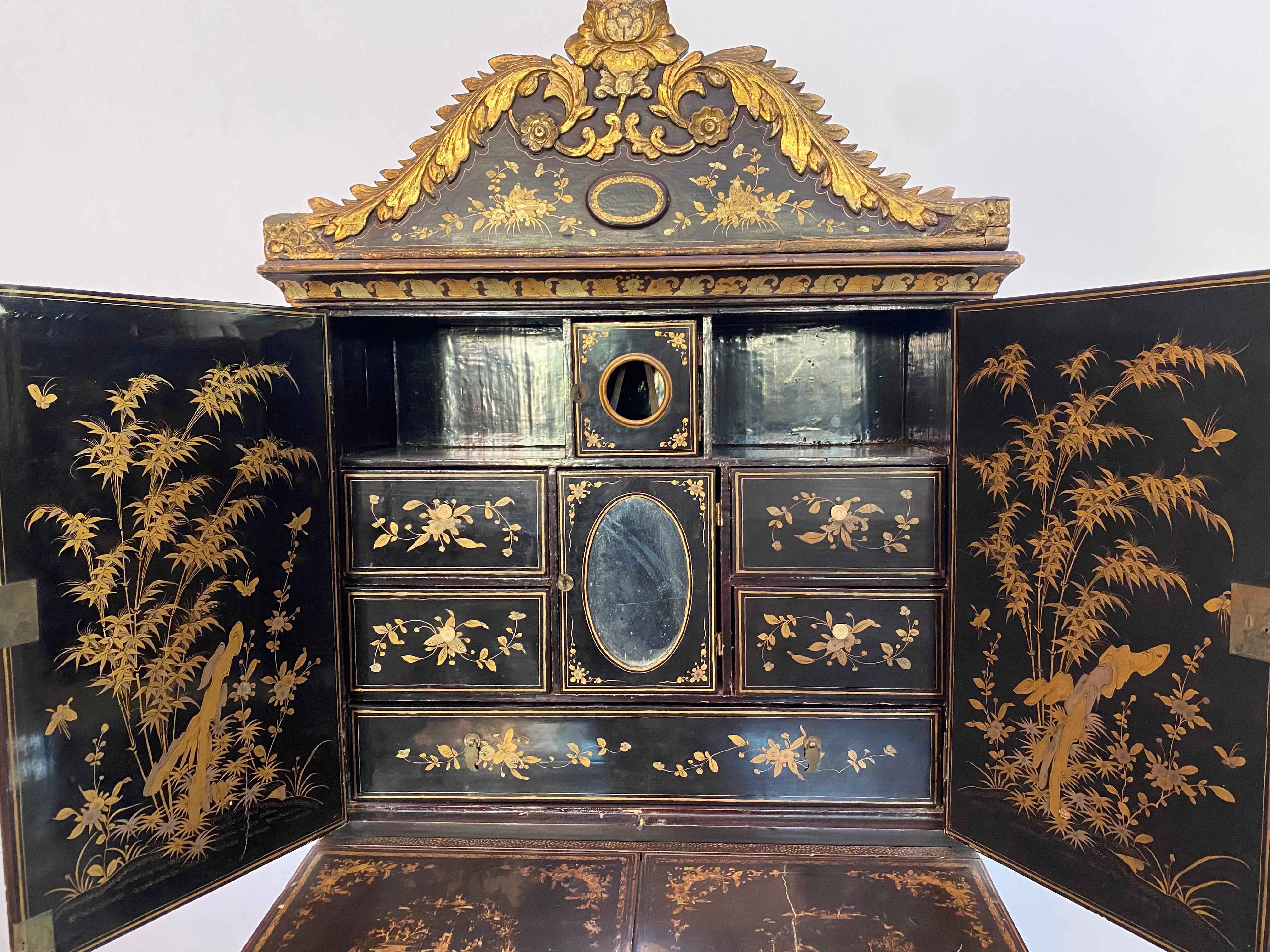 Lacquer 18th Century Gilt Black Chinese Larquer Cabinet Desk  For Sale