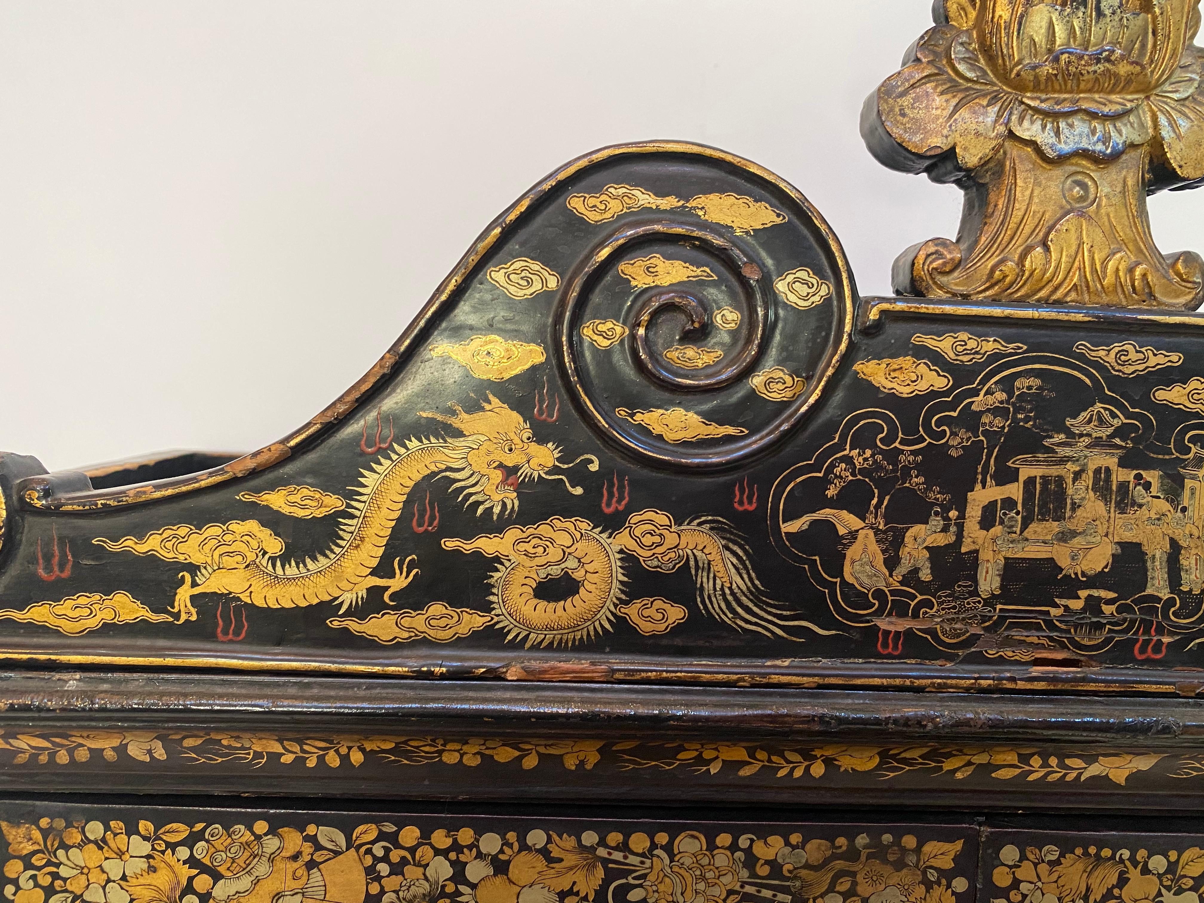 Chinesische Damenkommode aus dem 18. Jahrhundert mit vergoldetem schwarzem Lack im Angebot 13