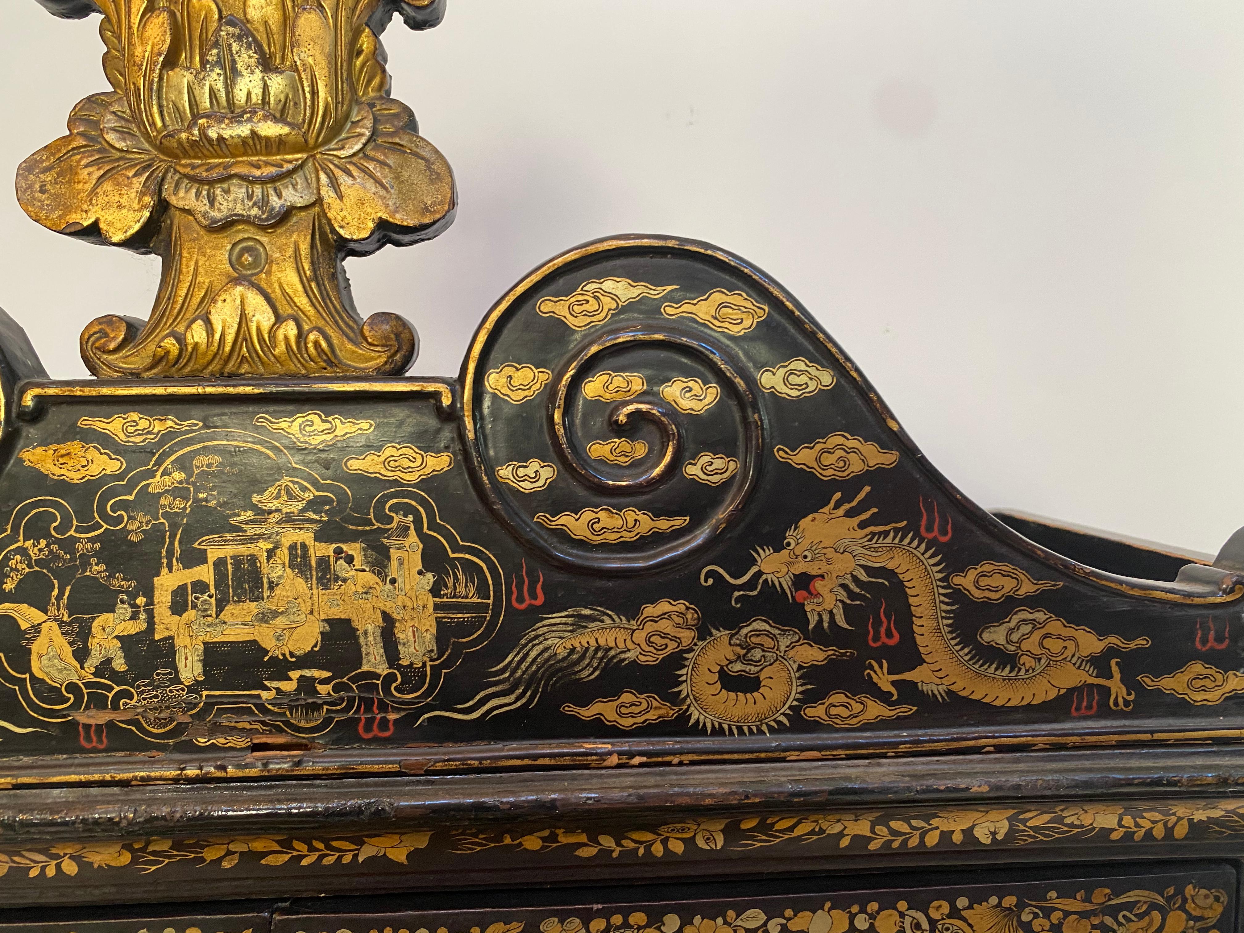 Chinesische Damenkommode aus dem 18. Jahrhundert mit vergoldetem schwarzem Lack im Angebot 3