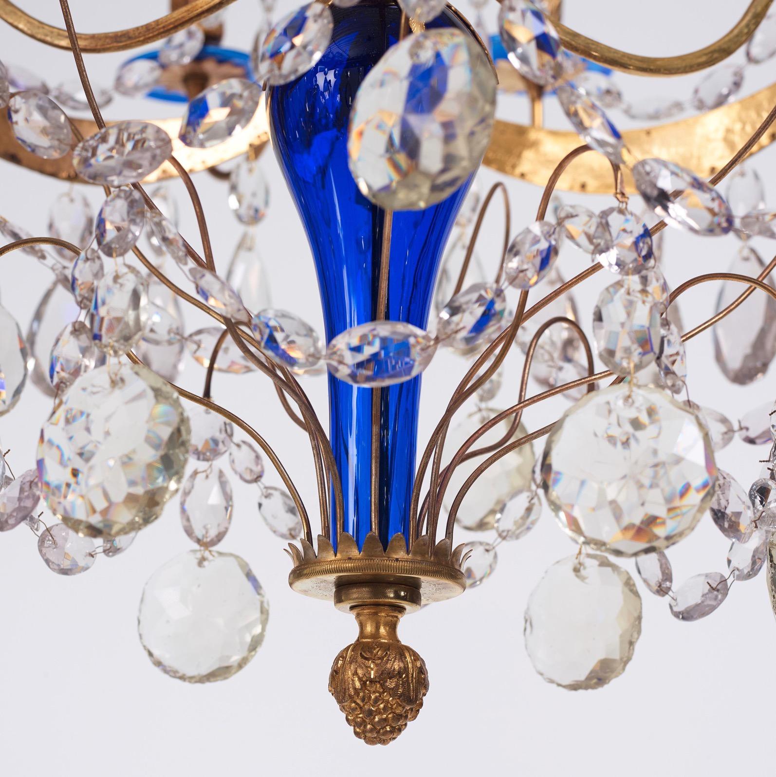 Lustre russe du 18ème siècle en bronze doré et verre bleu en vente 2