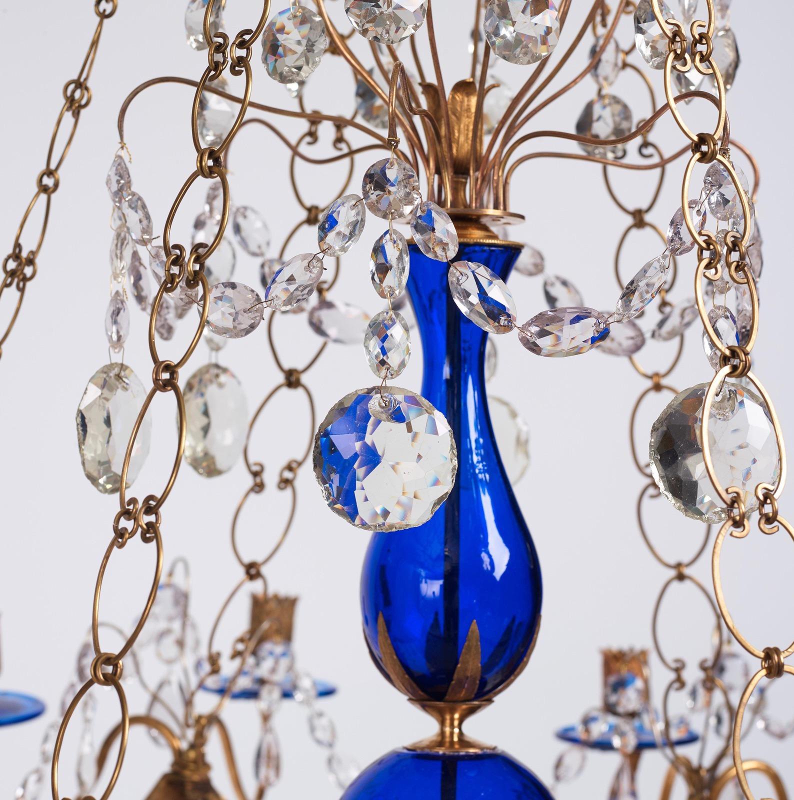 Doré Lustre russe du 18ème siècle en bronze doré et verre bleu en vente