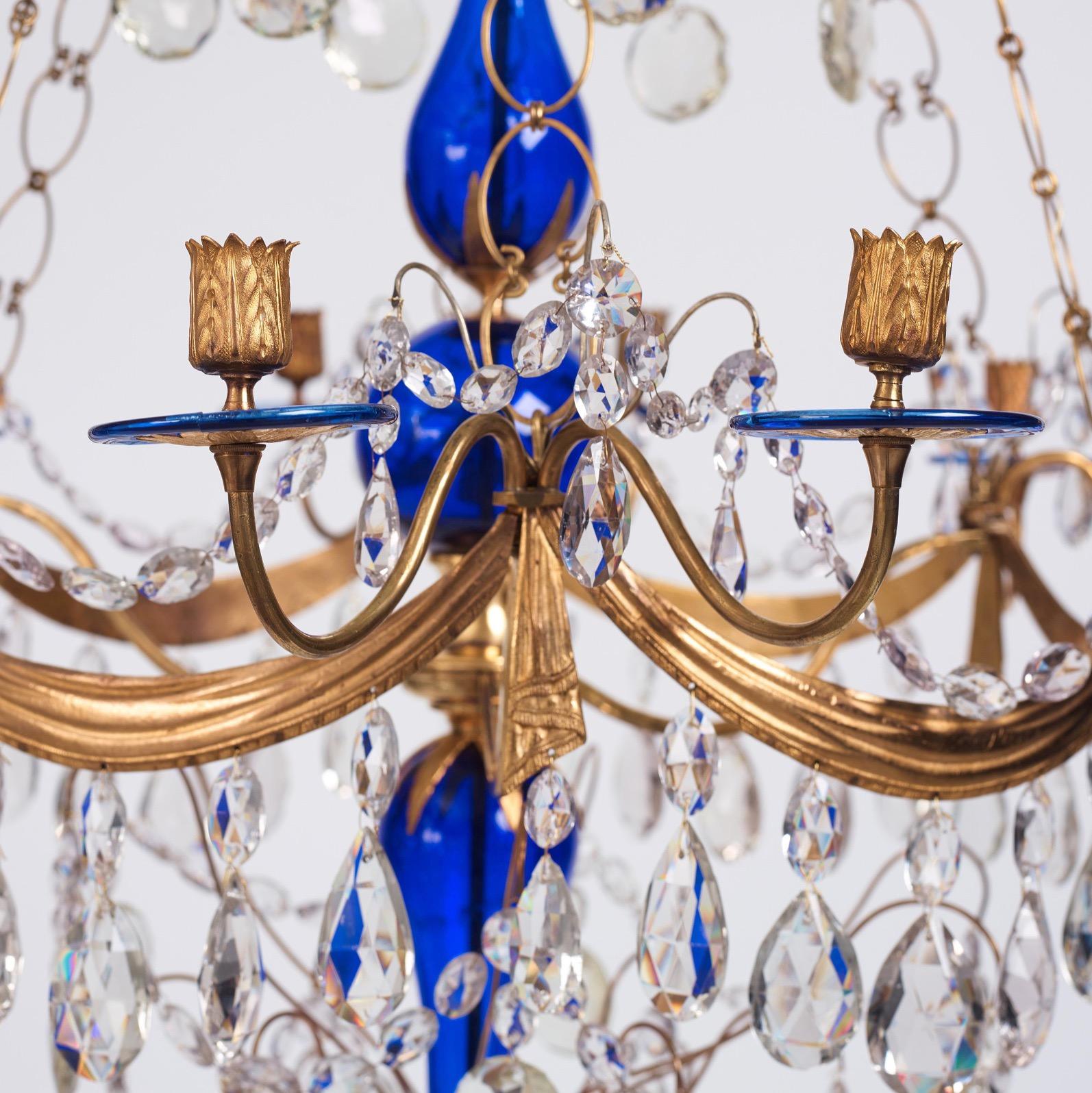 Fin du XVIIIe siècle Lustre russe du 18ème siècle en bronze doré et verre bleu en vente