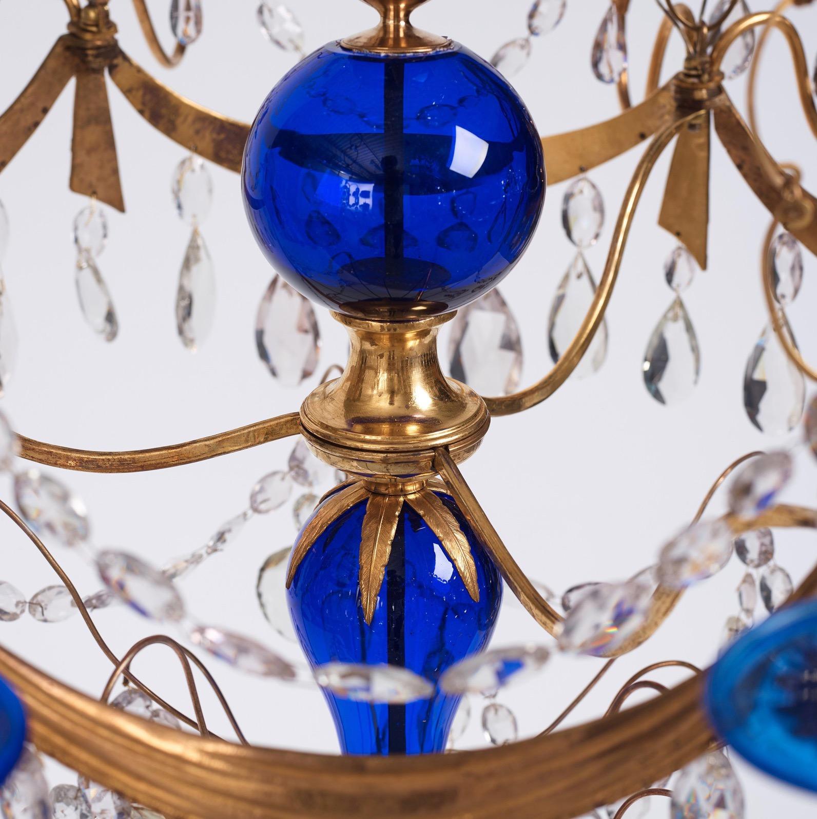 Lustre russe du 18ème siècle en bronze doré et verre bleu en vente 1