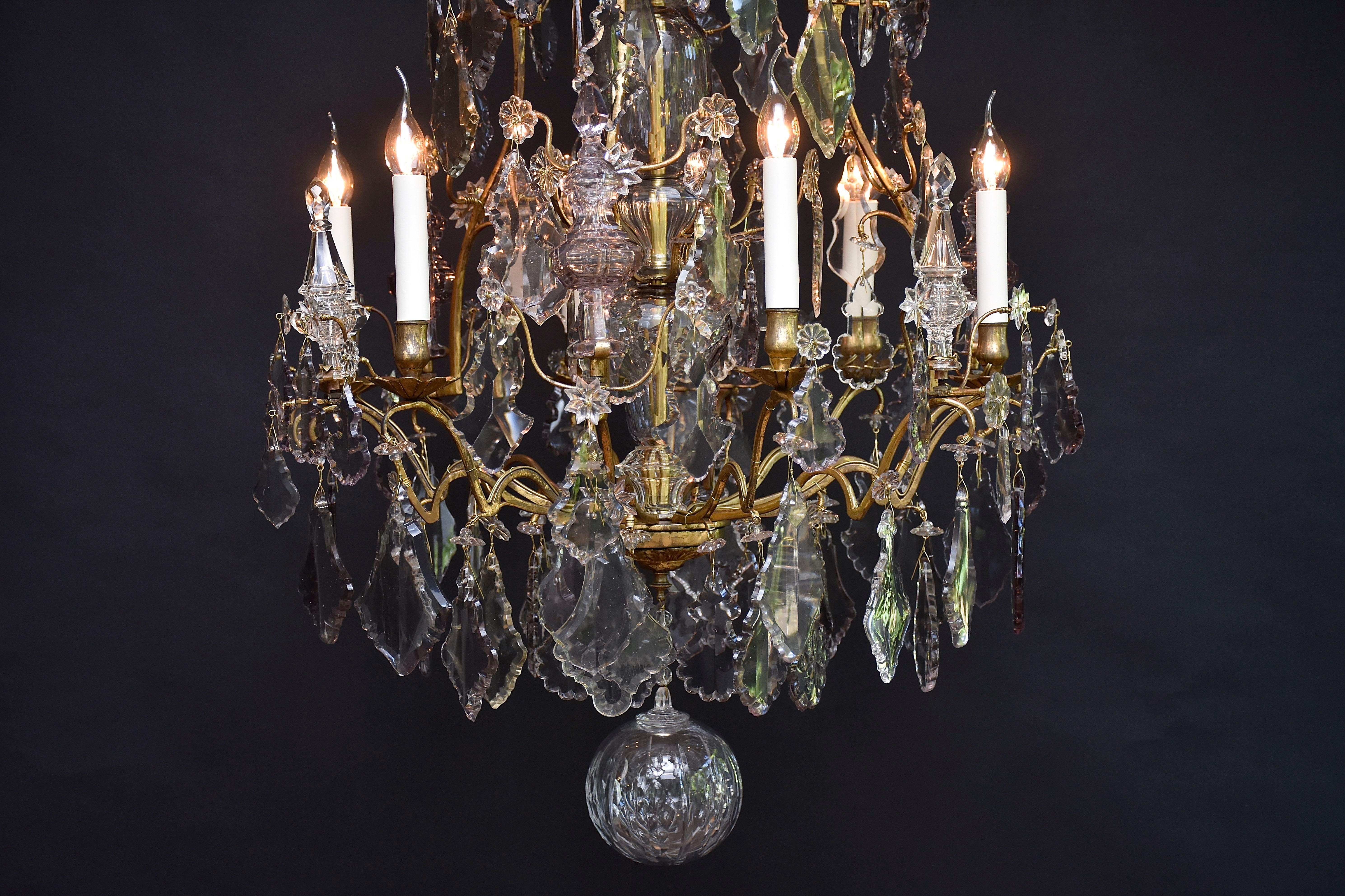 Kronleuchter aus vergoldeter Bronze und Kristall aus dem 18. Jahrhundert, Louis XV.-Periode im Angebot 7