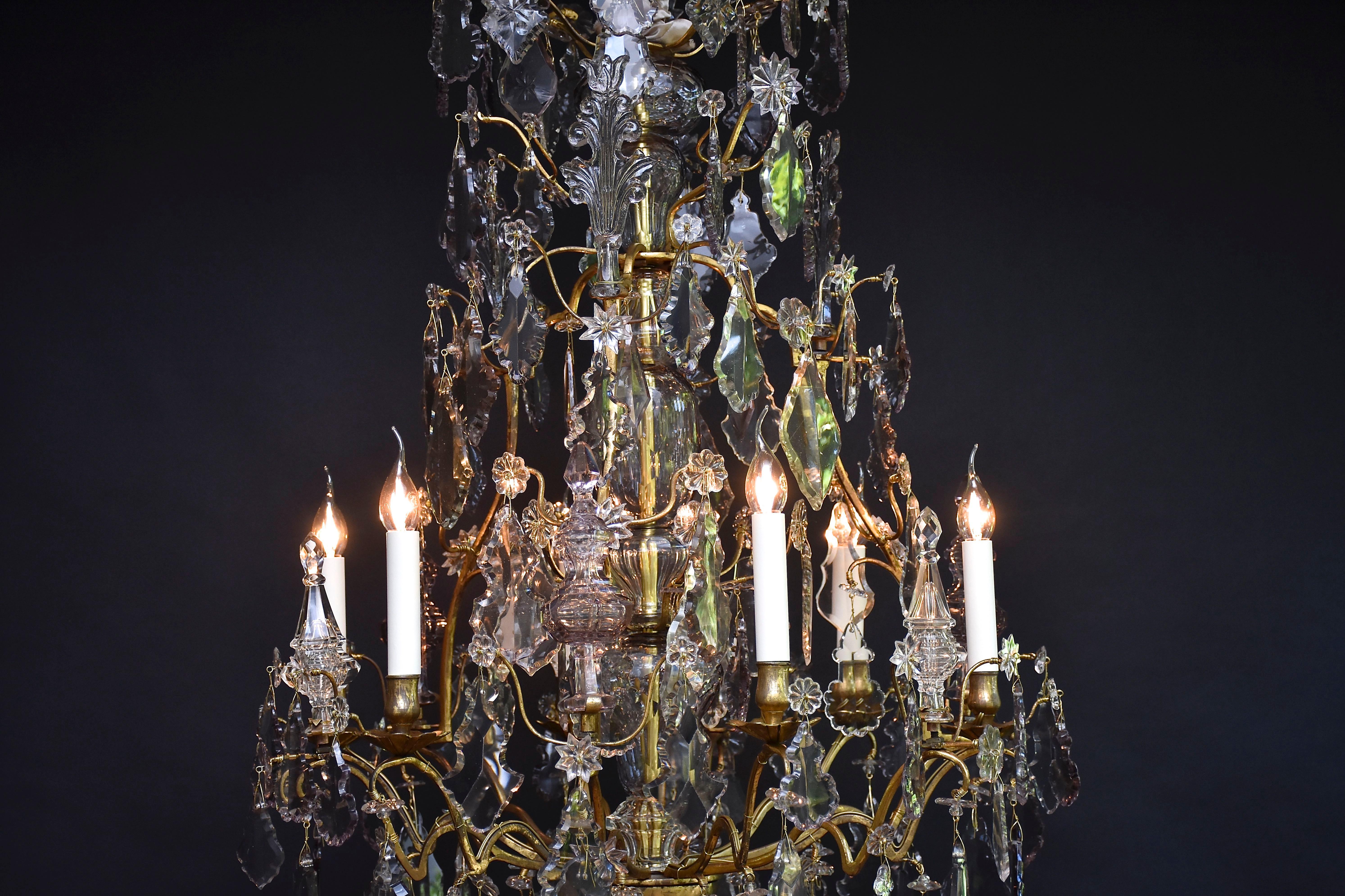 Kronleuchter aus vergoldeter Bronze und Kristall aus dem 18. Jahrhundert, Louis XV.-Periode im Angebot 8