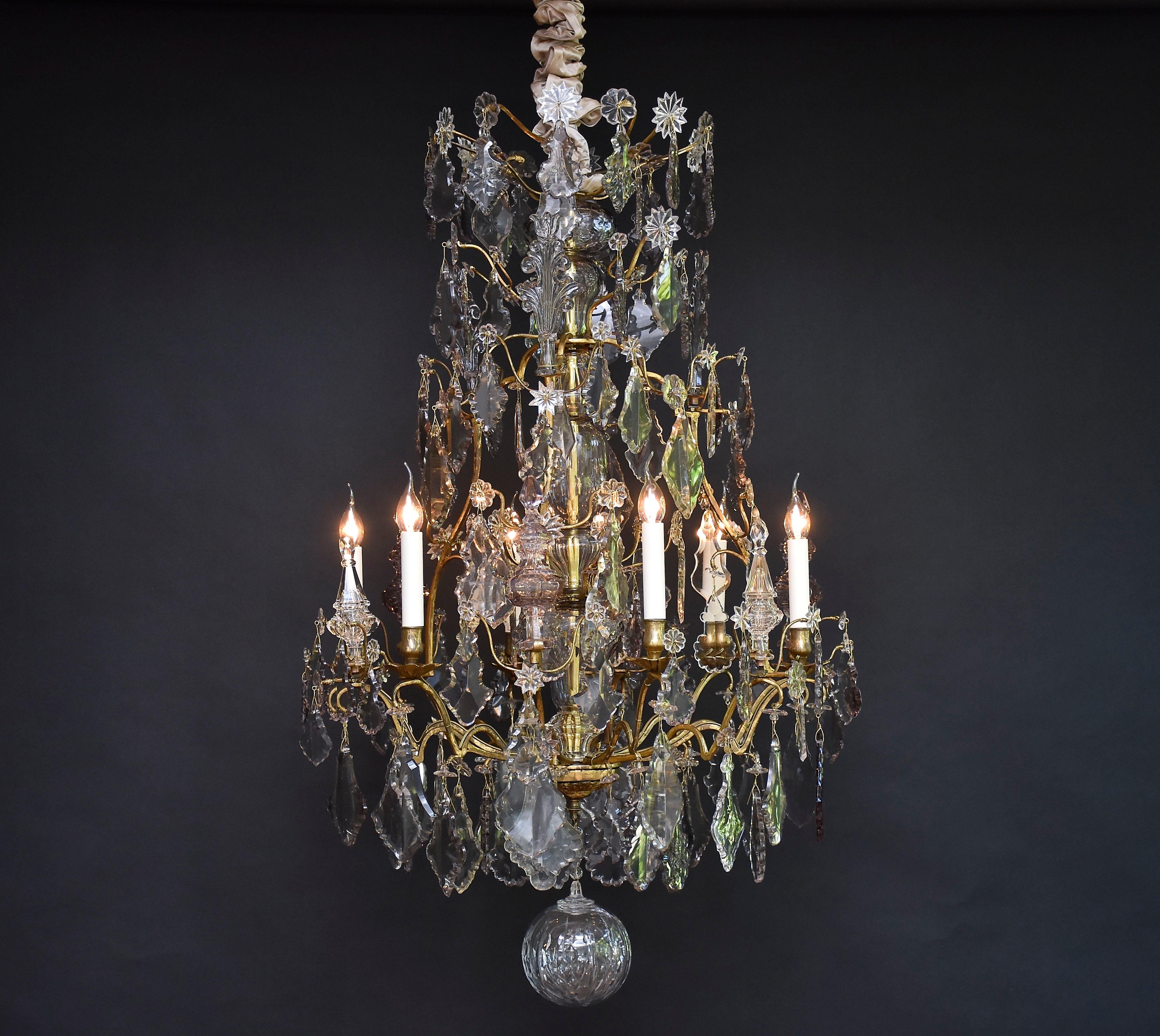 Kronleuchter aus vergoldeter Bronze und Kristall aus dem 18. Jahrhundert, Louis XV.-Periode im Angebot 11