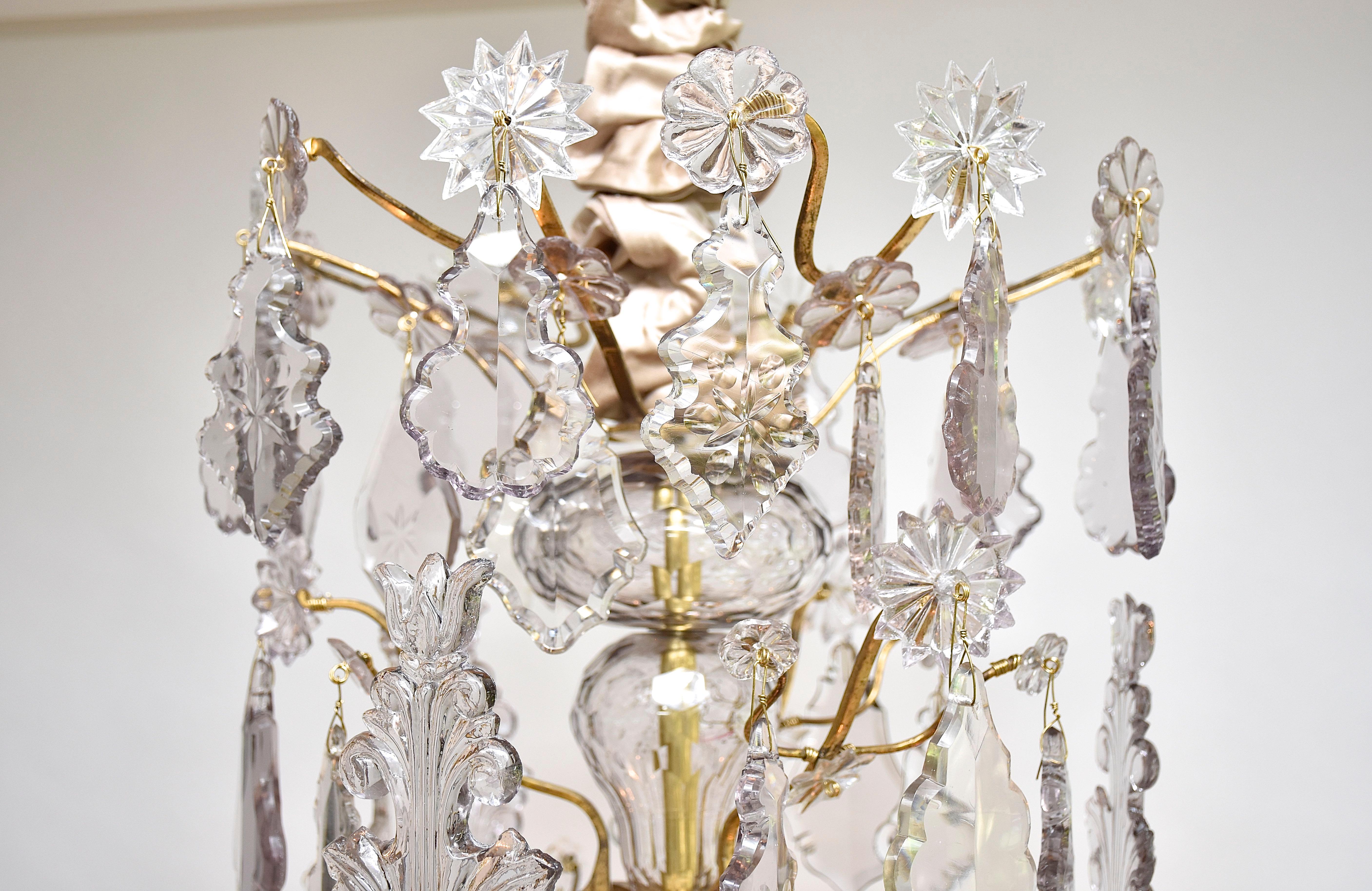 Kronleuchter aus vergoldeter Bronze und Kristall aus dem 18. Jahrhundert, Louis XV.-Periode im Angebot 2