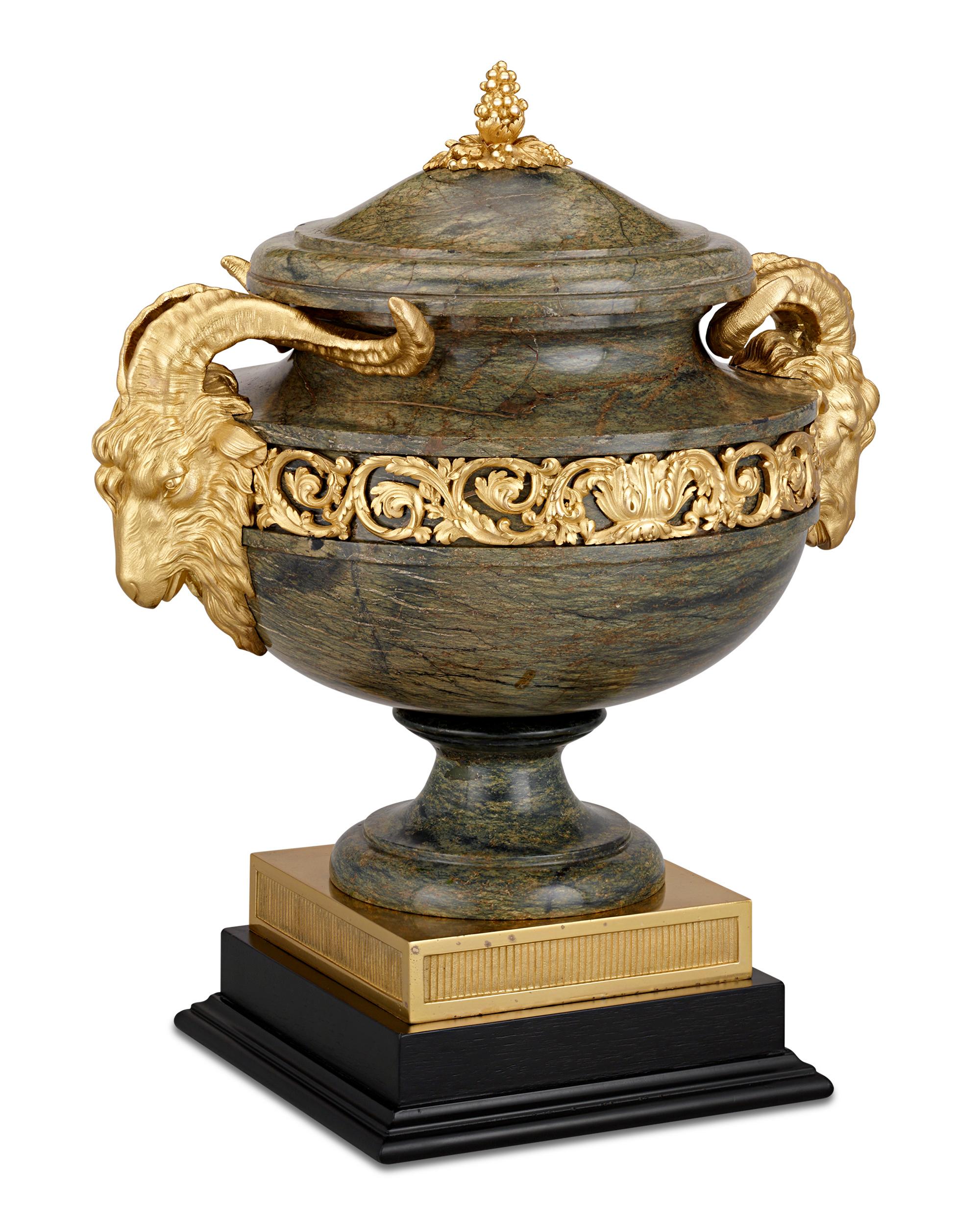 Diese Urne aus vergoldeter Bronze und Egitto Serpentino aus dem 18. Jahrhundert ist dem opulenten Entwurf eines der letzten Vergolder des Versailler Hofes, Pierre Gouthière, nachempfunden. Eine identische Urne befindet sich im Musée du Louvre,