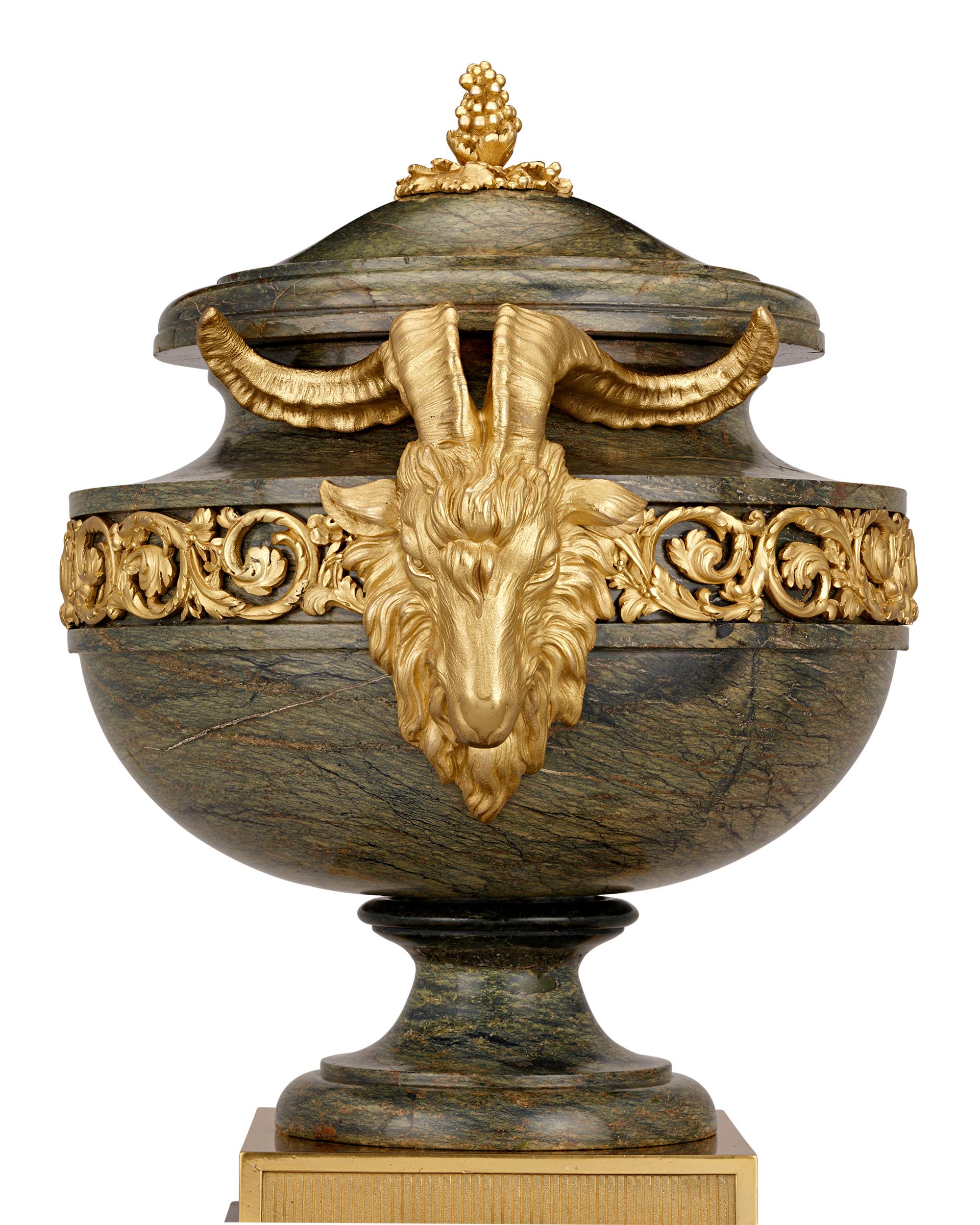 Vergoldete Bronze und Egitto Serpentino Urne aus dem 18. Jahrhundert nach Pierre Gouthière (Louis XVI.) im Angebot