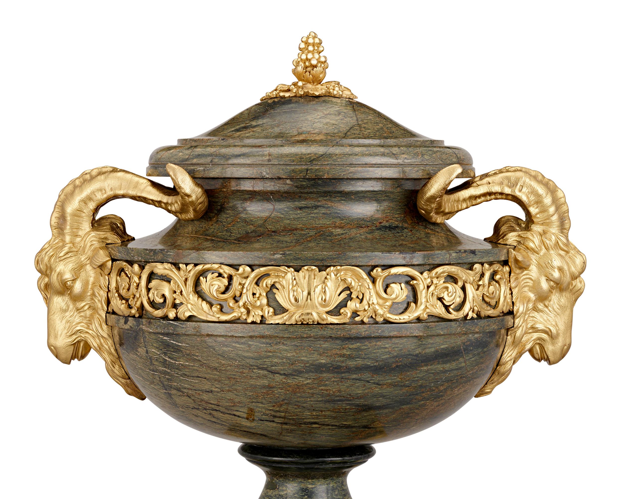 Vergoldete Bronze und Egitto Serpentino Urne aus dem 18. Jahrhundert nach Pierre Gouthière (Französisch) im Angebot