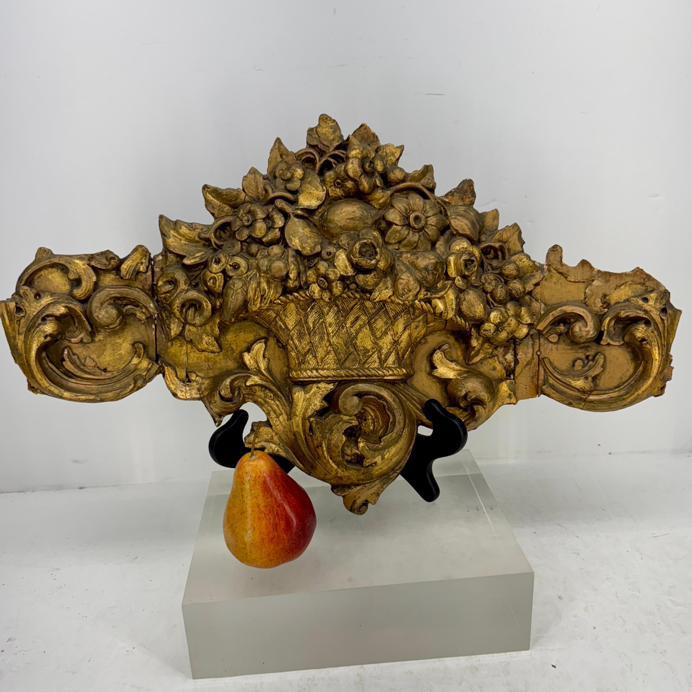 Grand fragment de table ou de mur rococo en bois doré du XVIIIe siècle. 
Magnifique design rococo d'époque en bois doré, orné d'un panier au centre et de motifs floraux et de volutes complexes. Cette grande pièce dorée et sculptée à la main