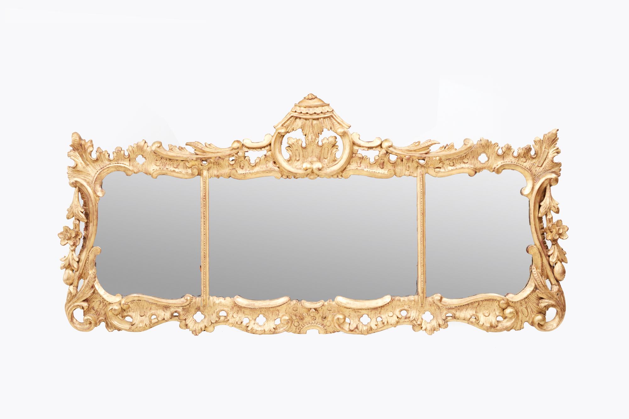 Vergoldeter Obermantelspiegel aus dem 18. Jahrhundert mit zentraler stilisierter Pagodenverzierung. Die drei Tafeln sind durch einfache vergoldete Perlenstäbe voneinander getrennt und von einem verzierten, vergoldeten Holzrahmen mit Akanthusblatt-,