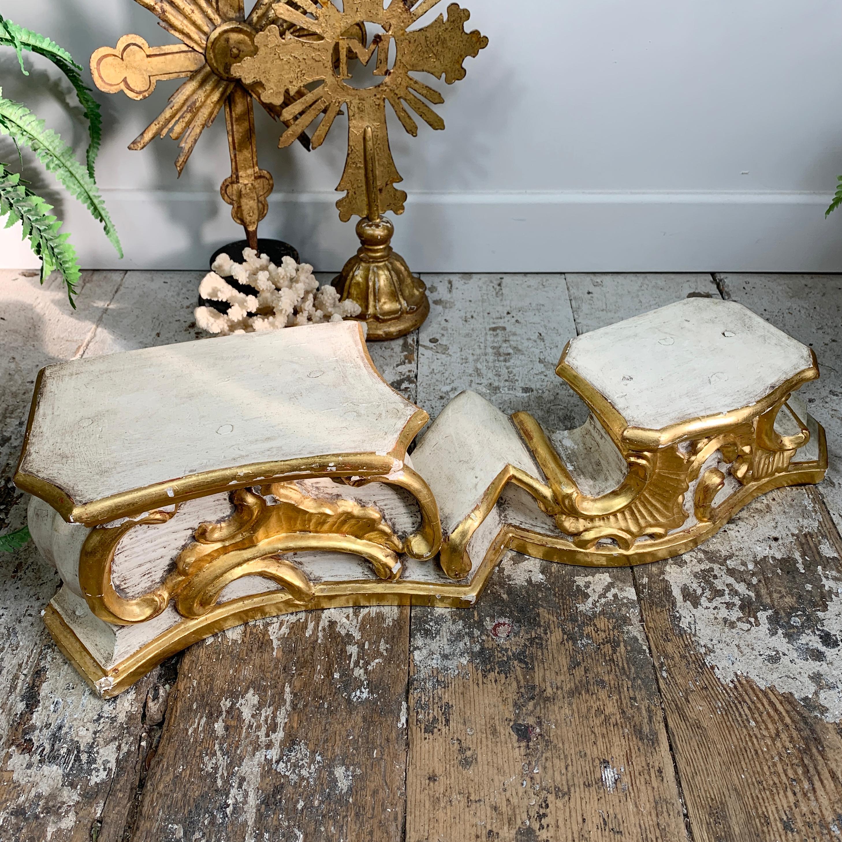 Stand baroque blanc et or du 18e siècle en vente 2