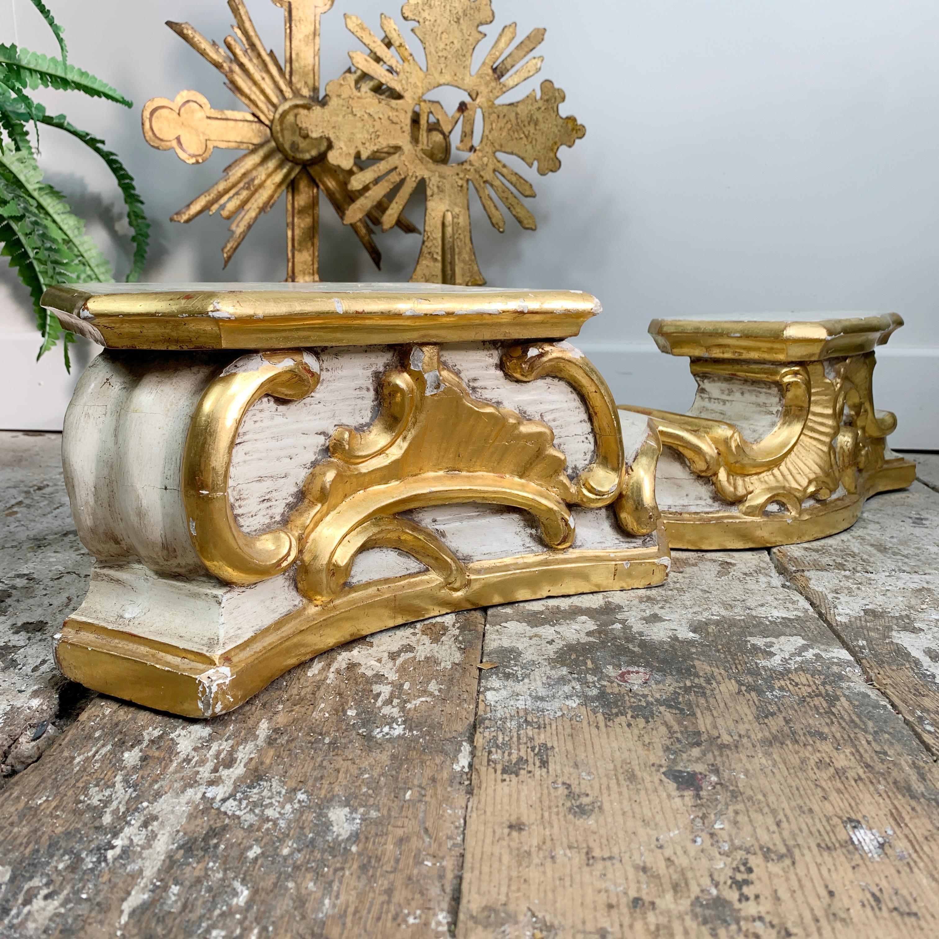 Stand baroque blanc et or du 18e siècle en vente 4