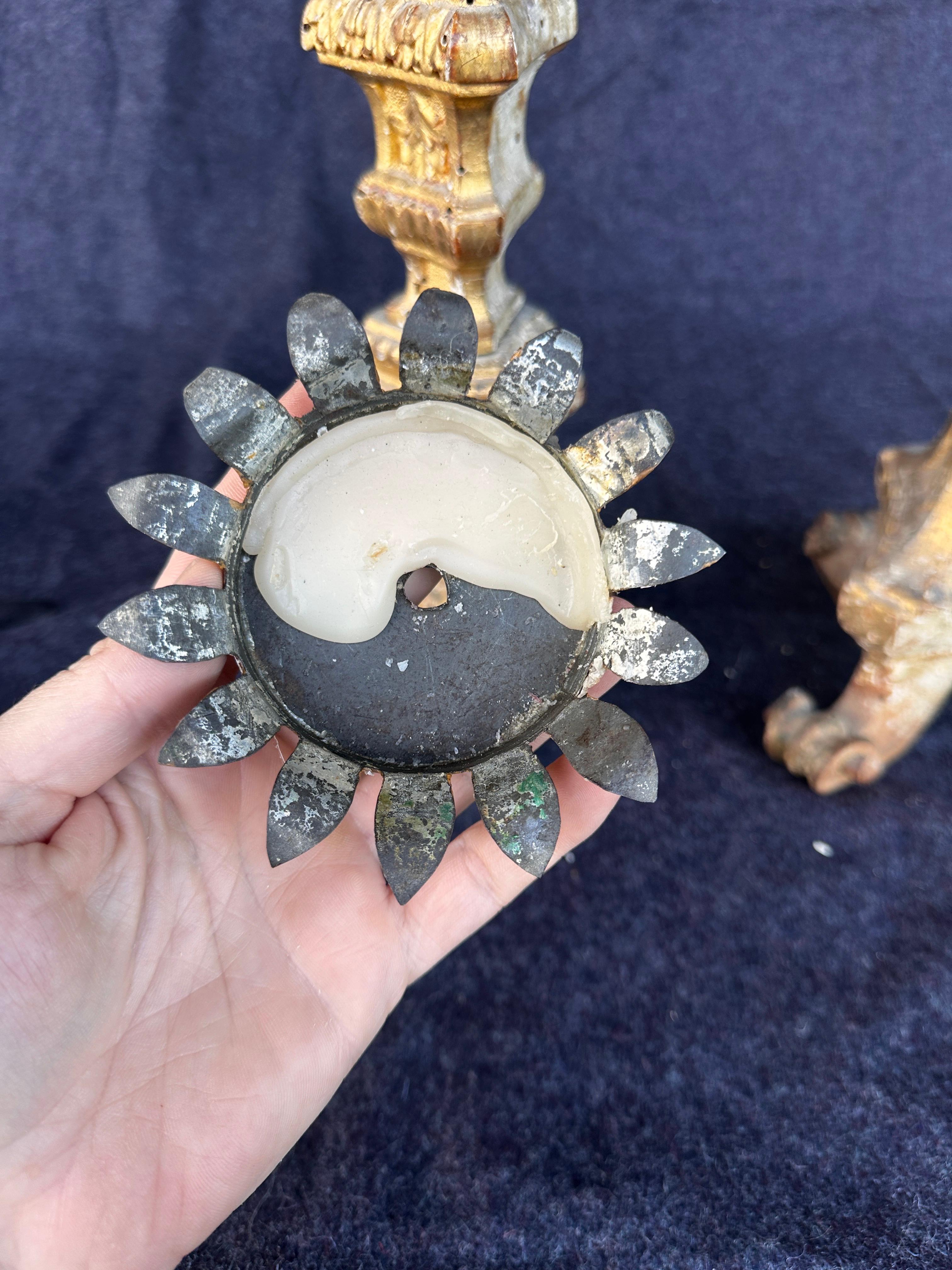 Paire de bâtons de chandelle d'autel en bois doré du 18e siècle en vente 4