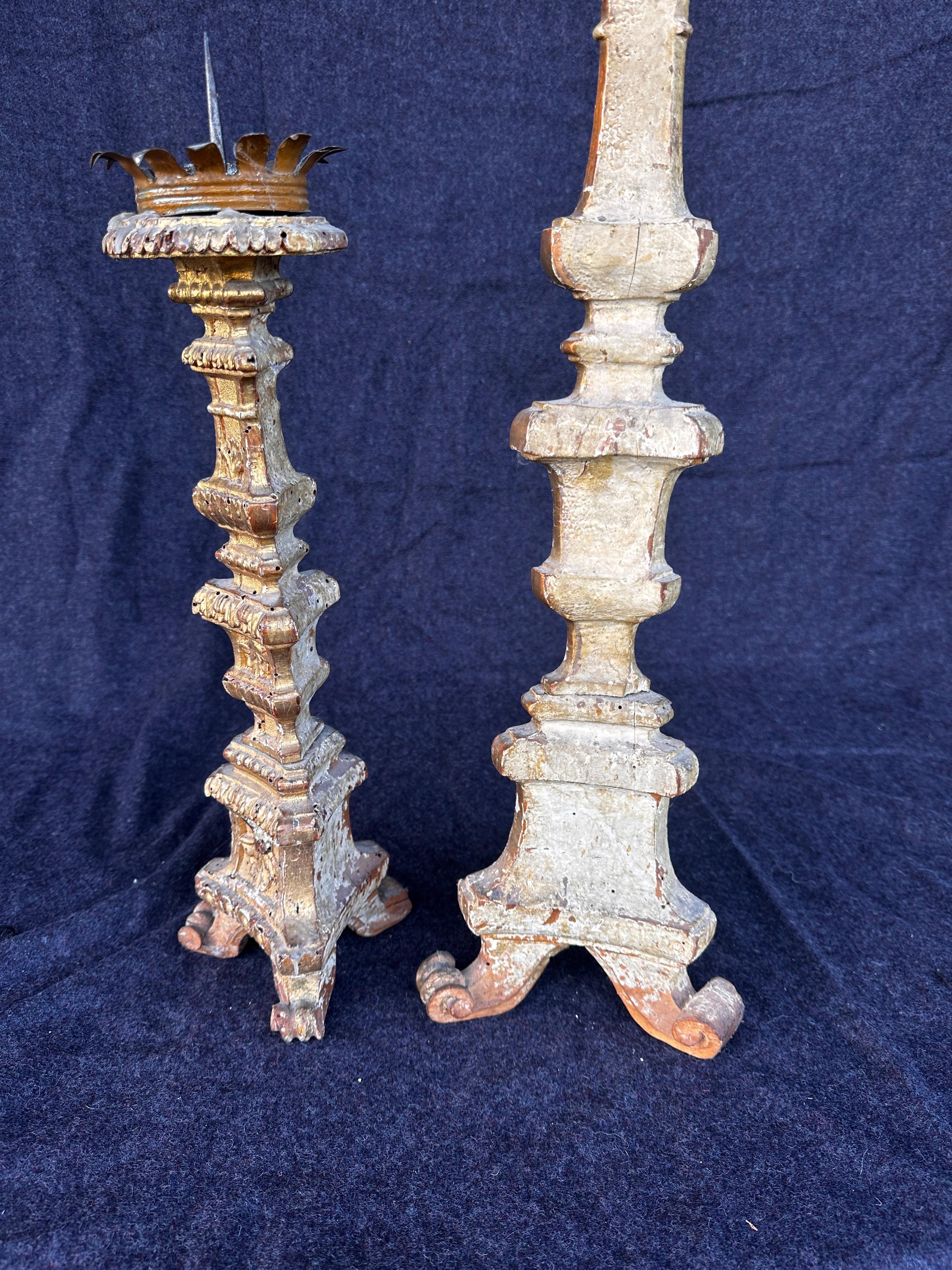 Paire de bâtons de chandelle d'autel en bois doré du 18e siècle en vente 6