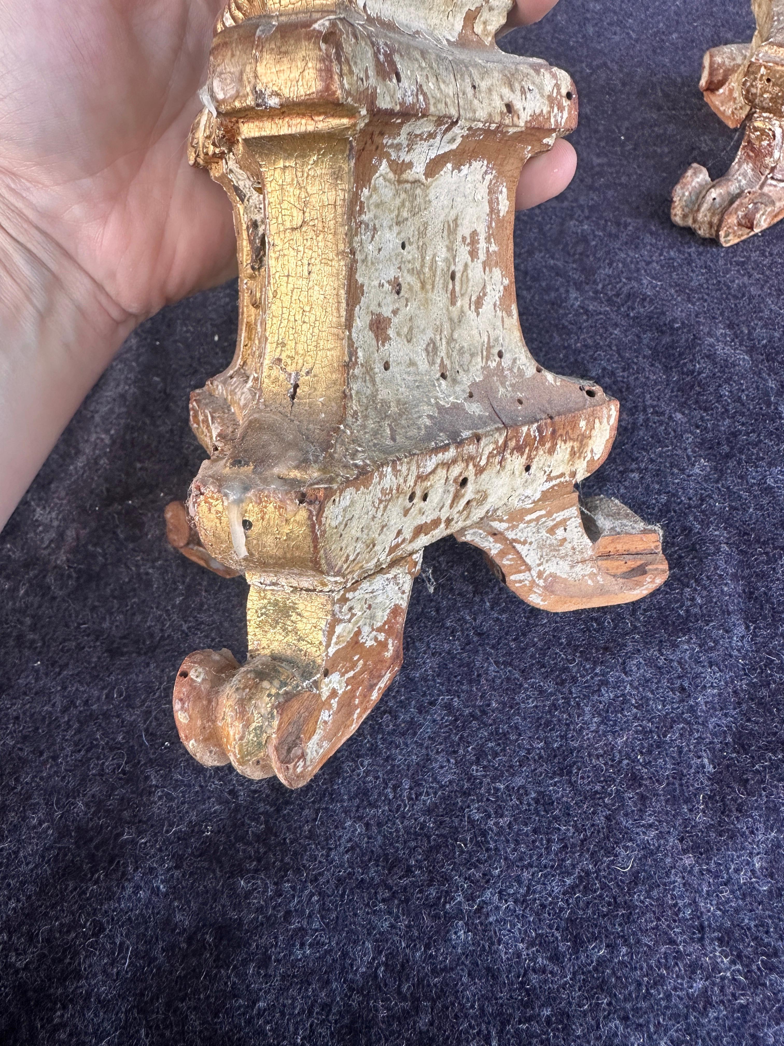 Paire de bâtons de chandelle d'autel en bois doré du 18e siècle en vente 7