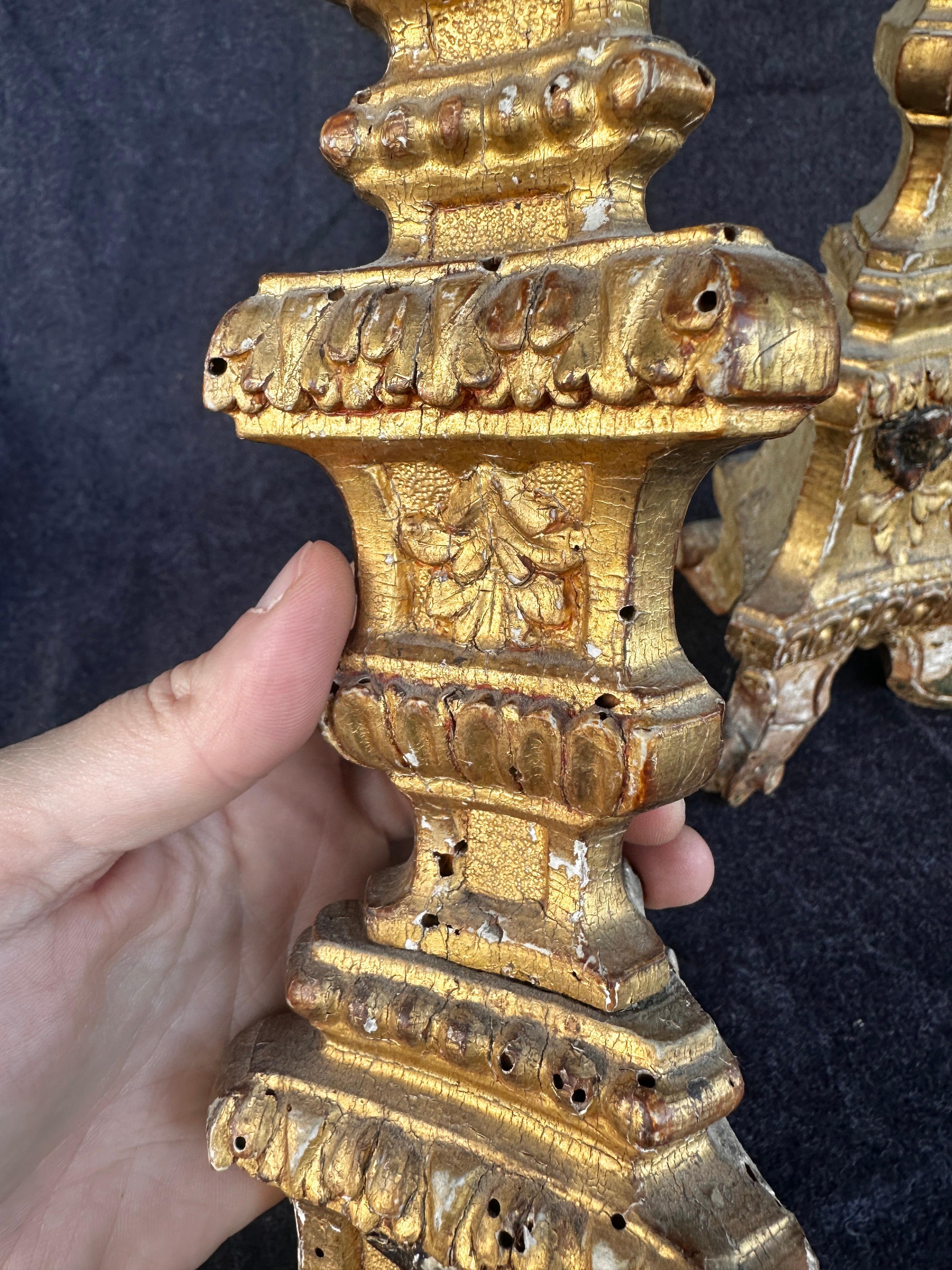 Paire de bâtons de chandelle d'autel en bois doré du 18e siècle en vente 8