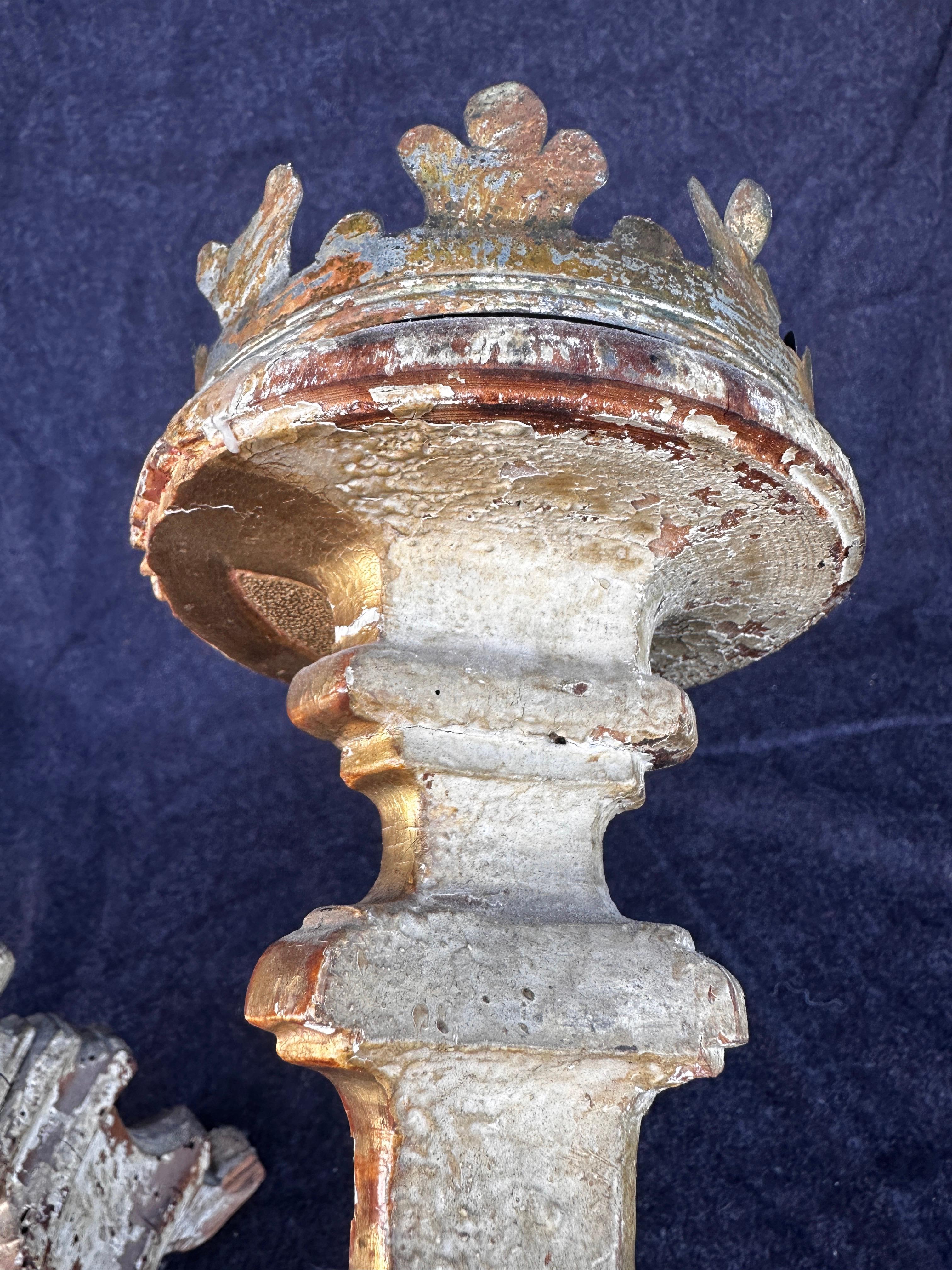 Provincial français Paire de bâtons de chandelle d'autel en bois doré du 18e siècle en vente