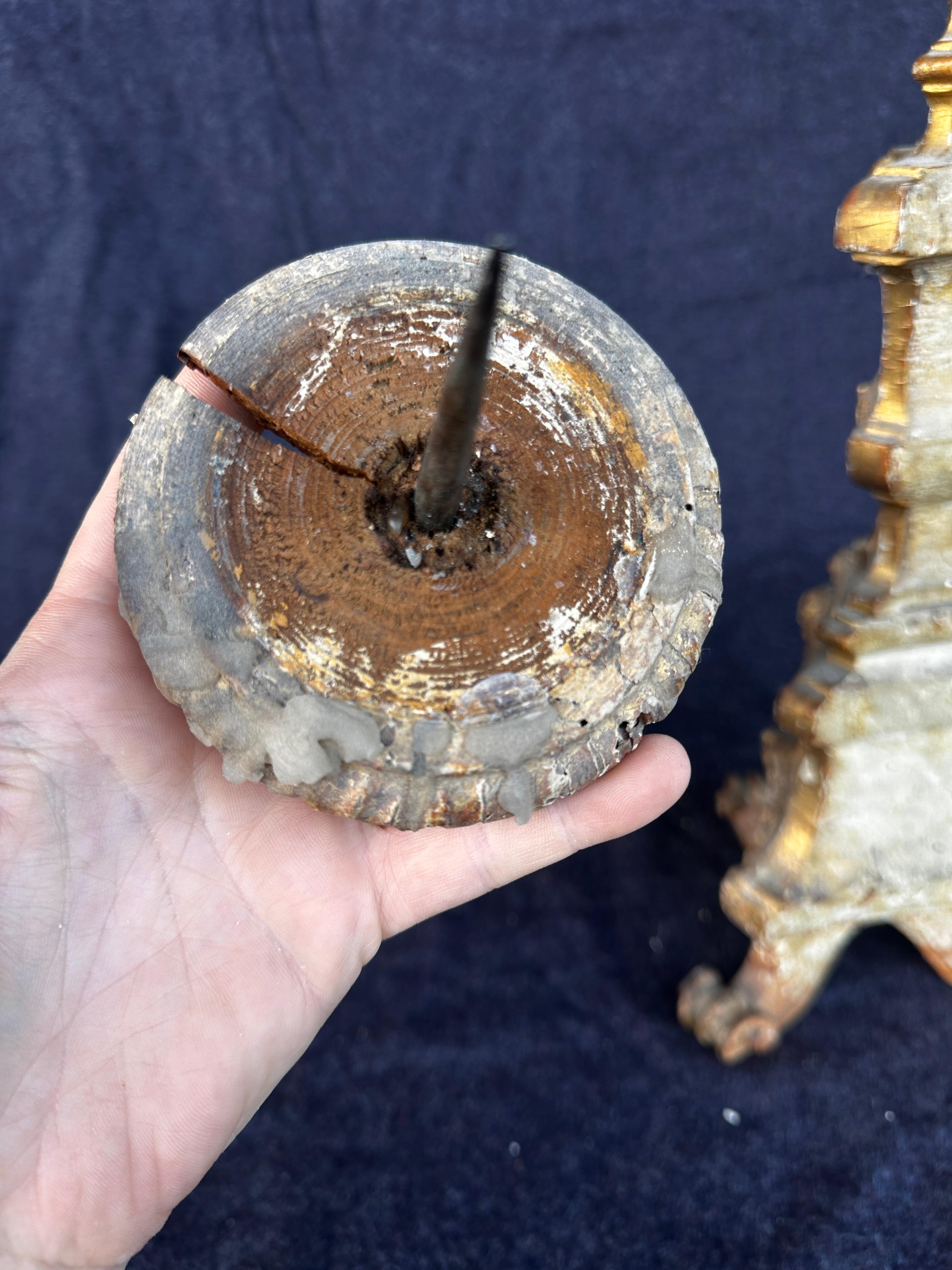 Paire de bâtons de chandelle d'autel en bois doré du 18e siècle Abîmé - En vente à Farmingdale, NJ