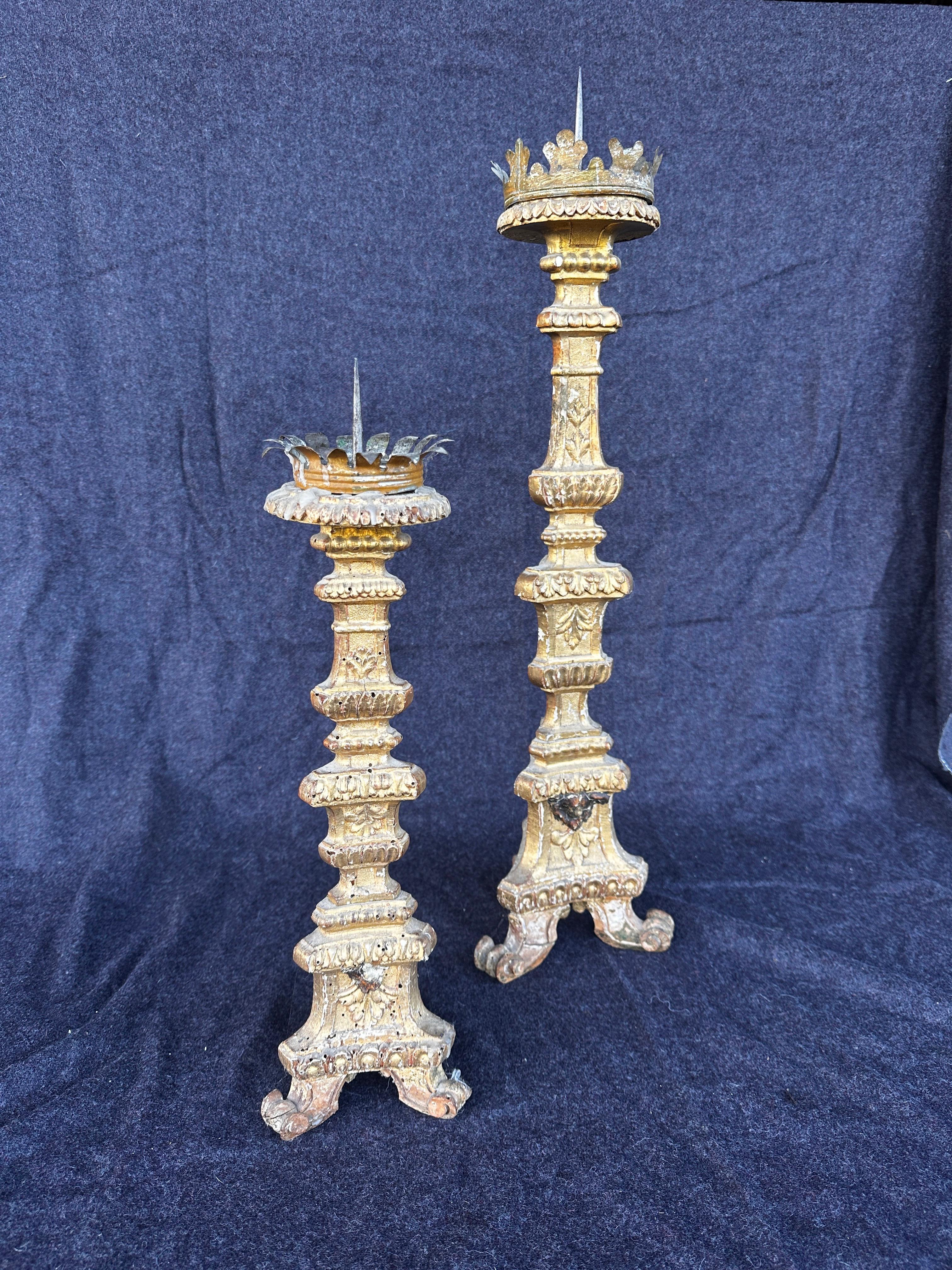 Paire de bâtons de chandelle d'autel en bois doré du 18e siècle en vente 3