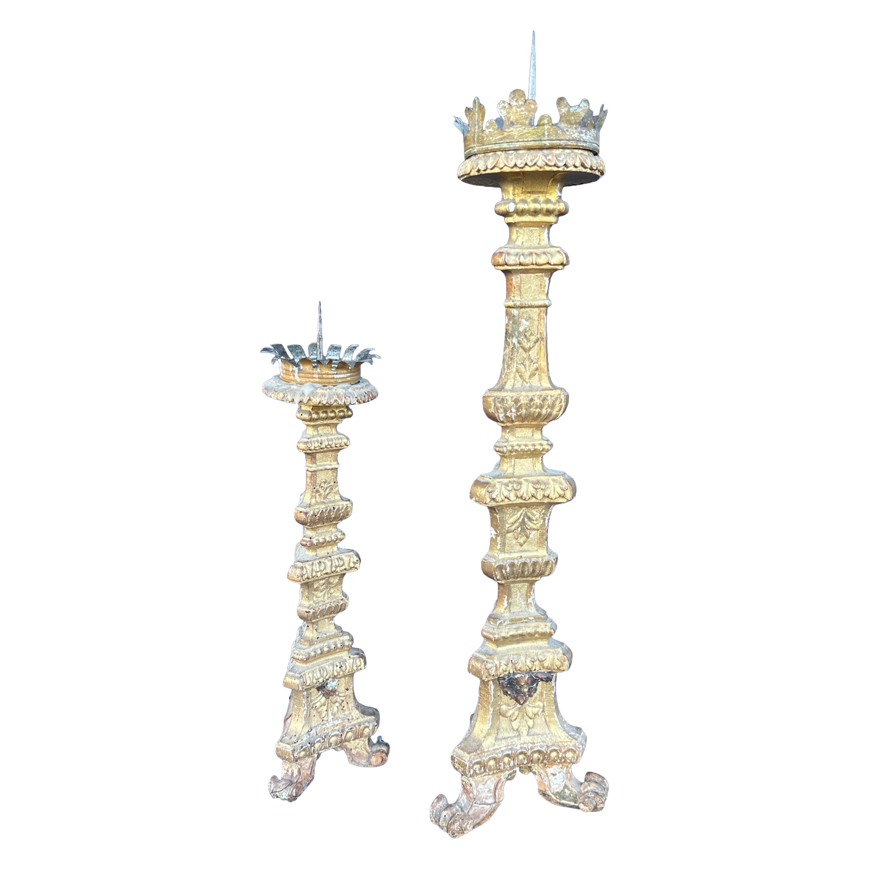 Paire de bâtons de chandelle d'autel en bois doré du 18e siècle en vente