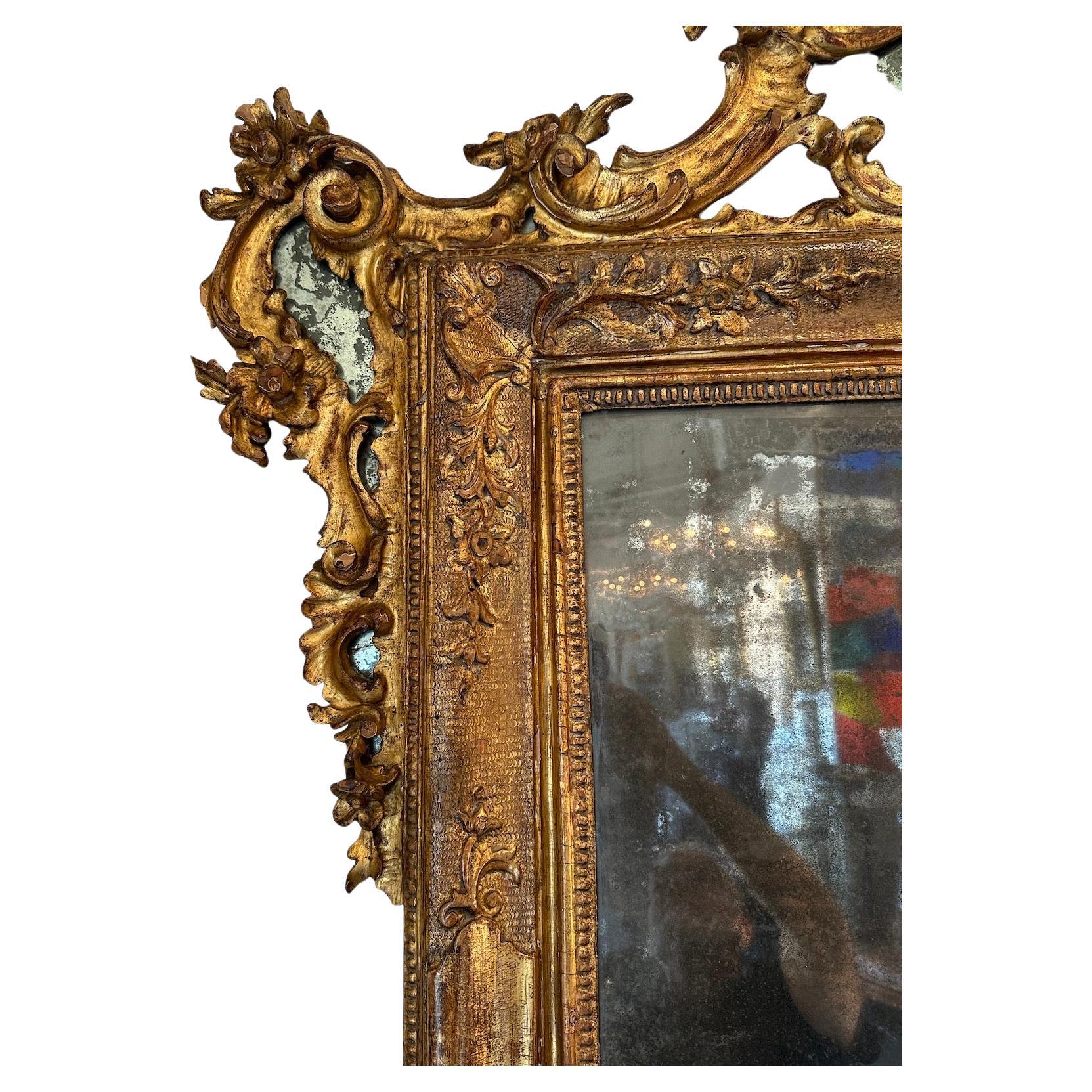 Elegant miroir italien du XVIIIe siècle, sculpté et doré à la main, avec glace d'origine.