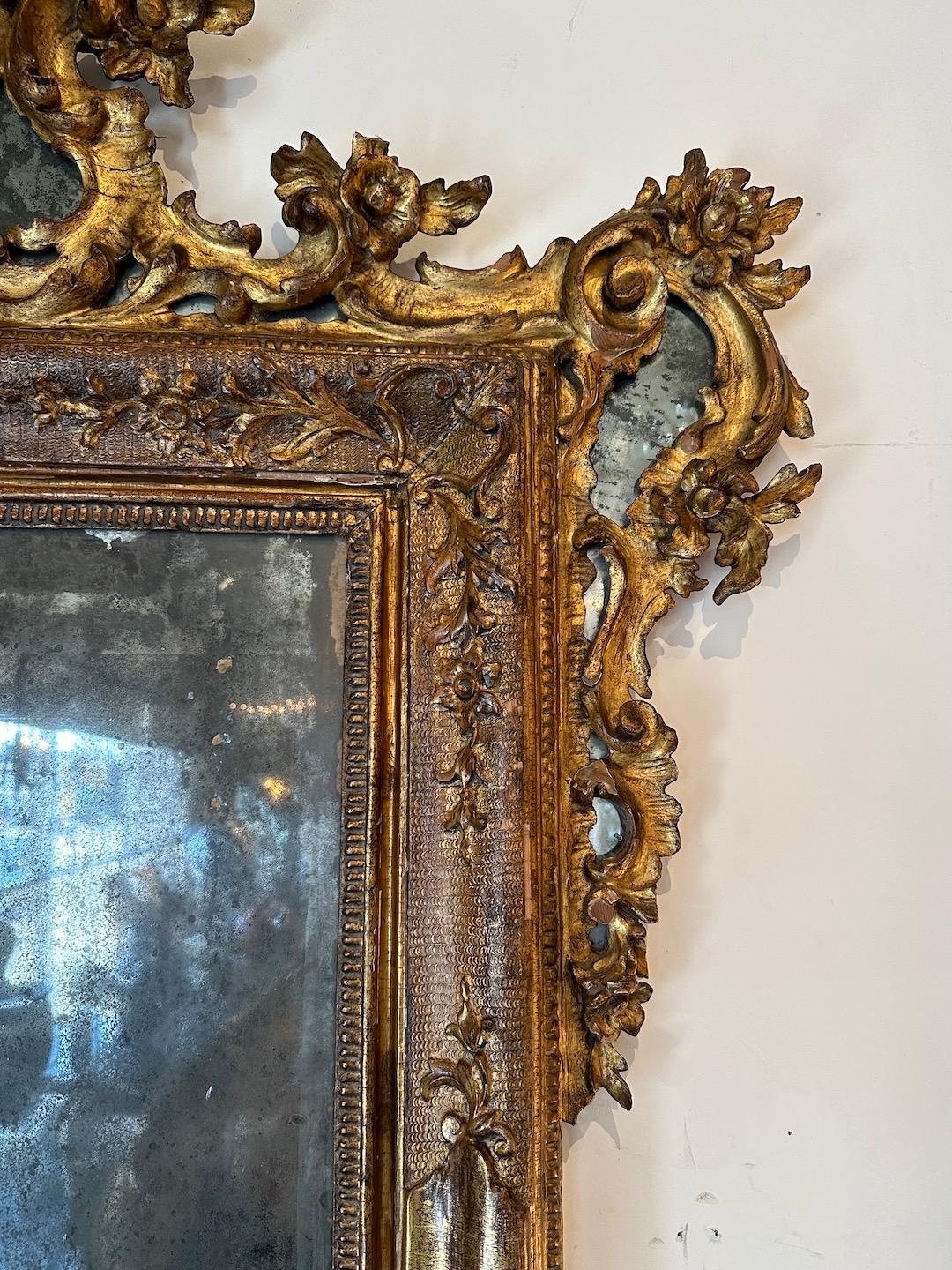 Sculpté à la main Miroir italien du XVIIIe siècle en bois doré en vente