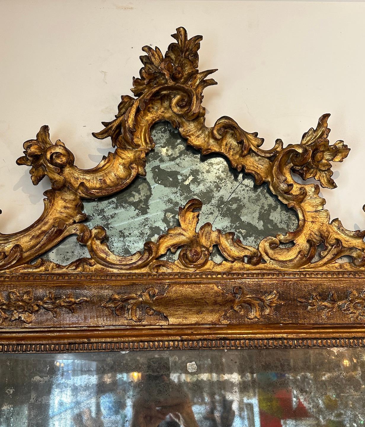 Miroir italien du XVIIIe siècle en bois doré Bon état - En vente à Los Angeles, CA