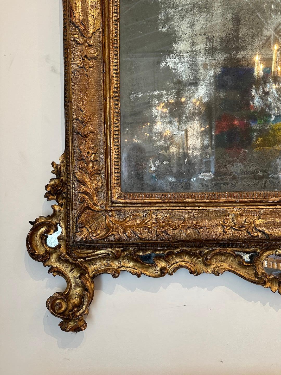 XVIIIe siècle et antérieur Miroir italien du XVIIIe siècle en bois doré en vente
