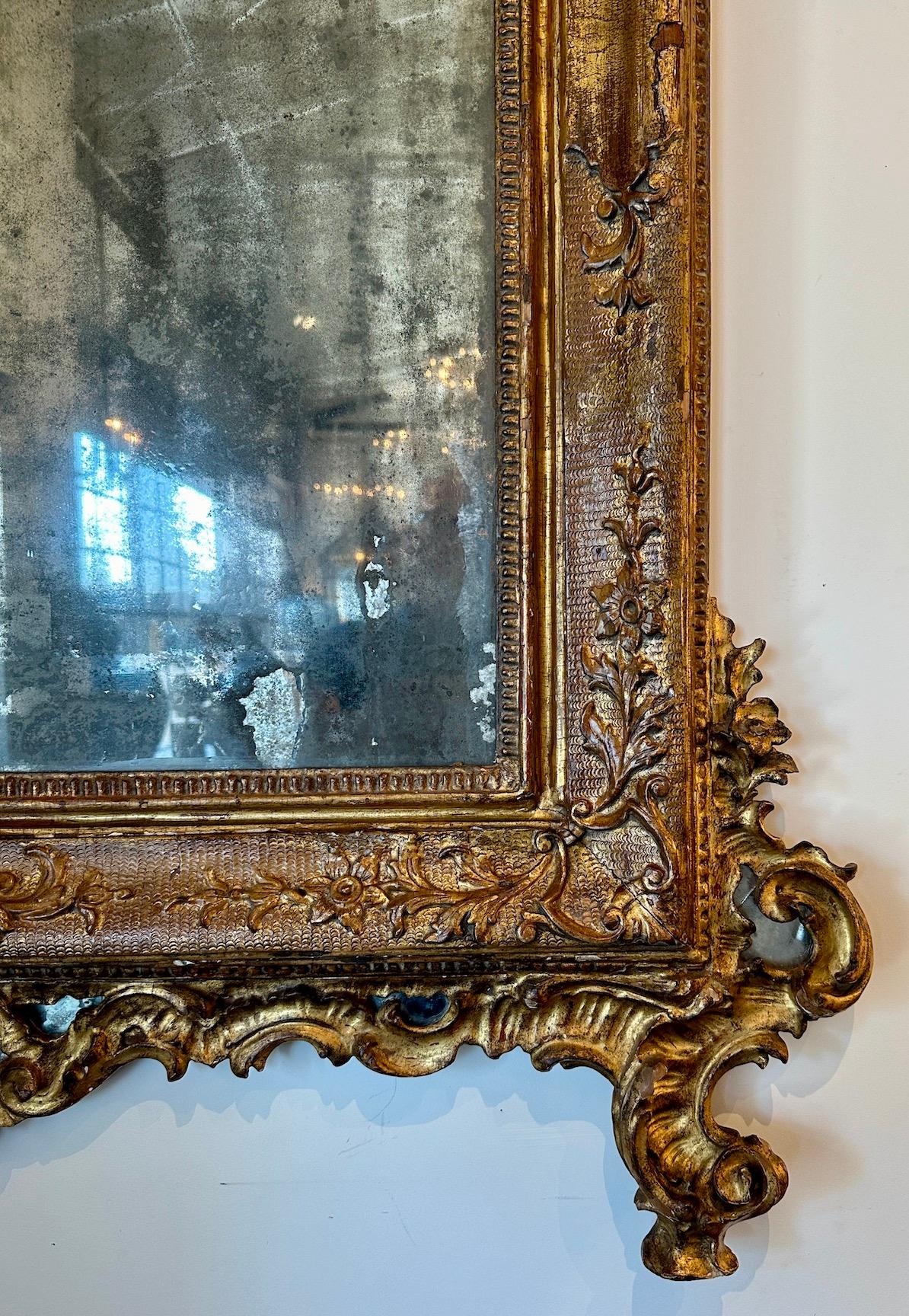 Miroir italien du XVIIIe siècle en bois doré en vente 1