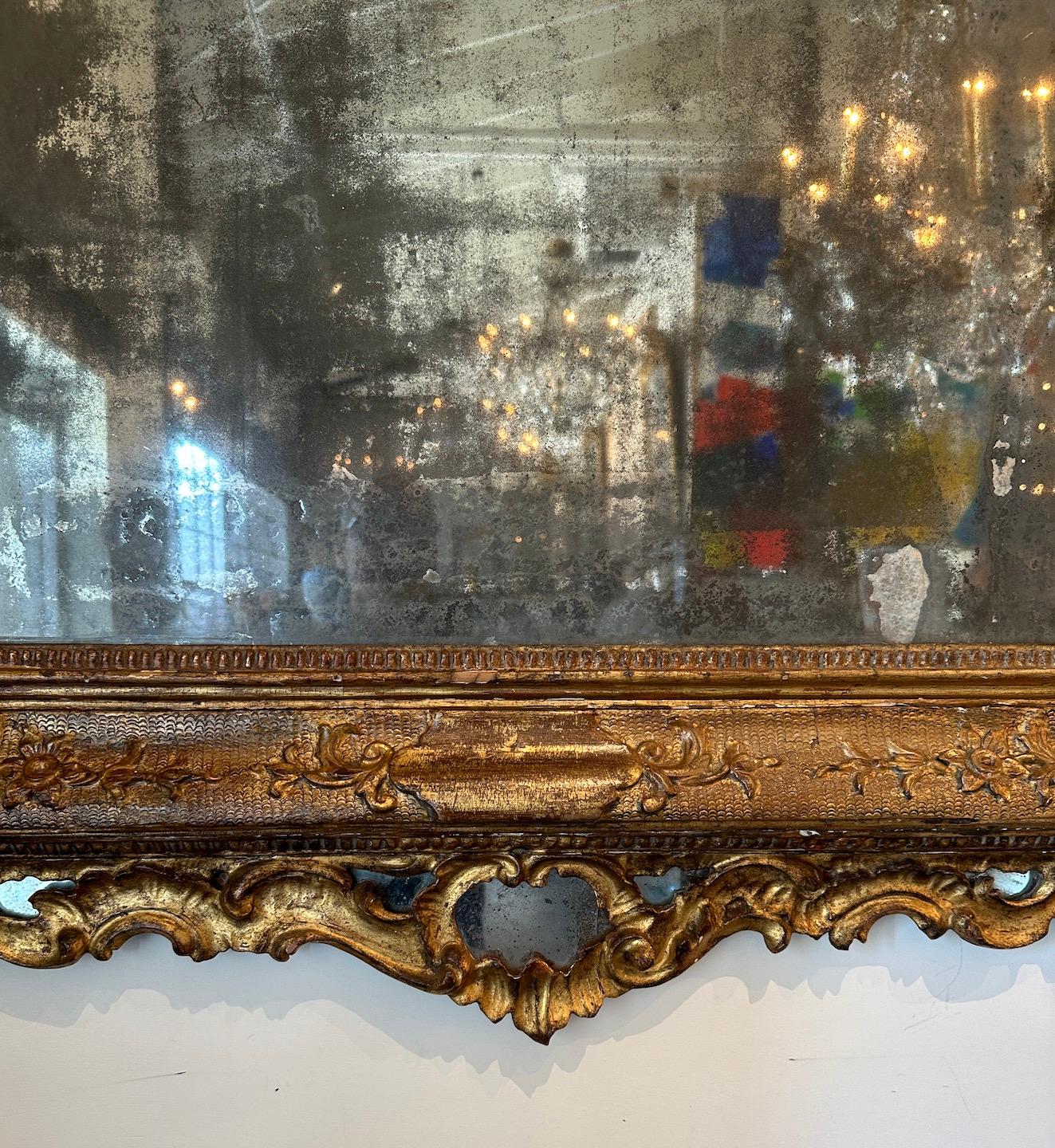Miroir italien du XVIIIe siècle en bois doré en vente 2