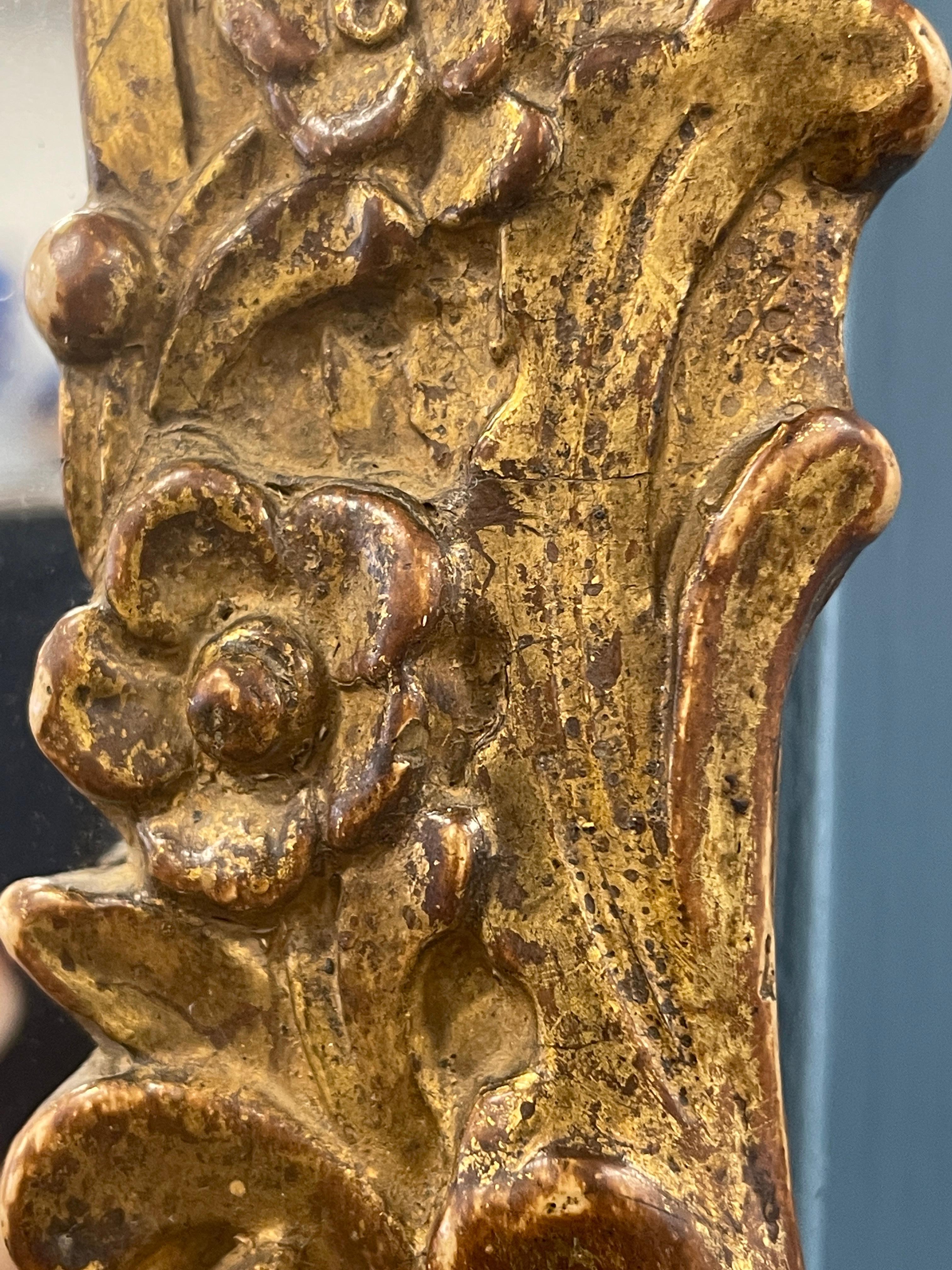 Sculpté à la main Miroir en bois doré du 18e siècle en vente