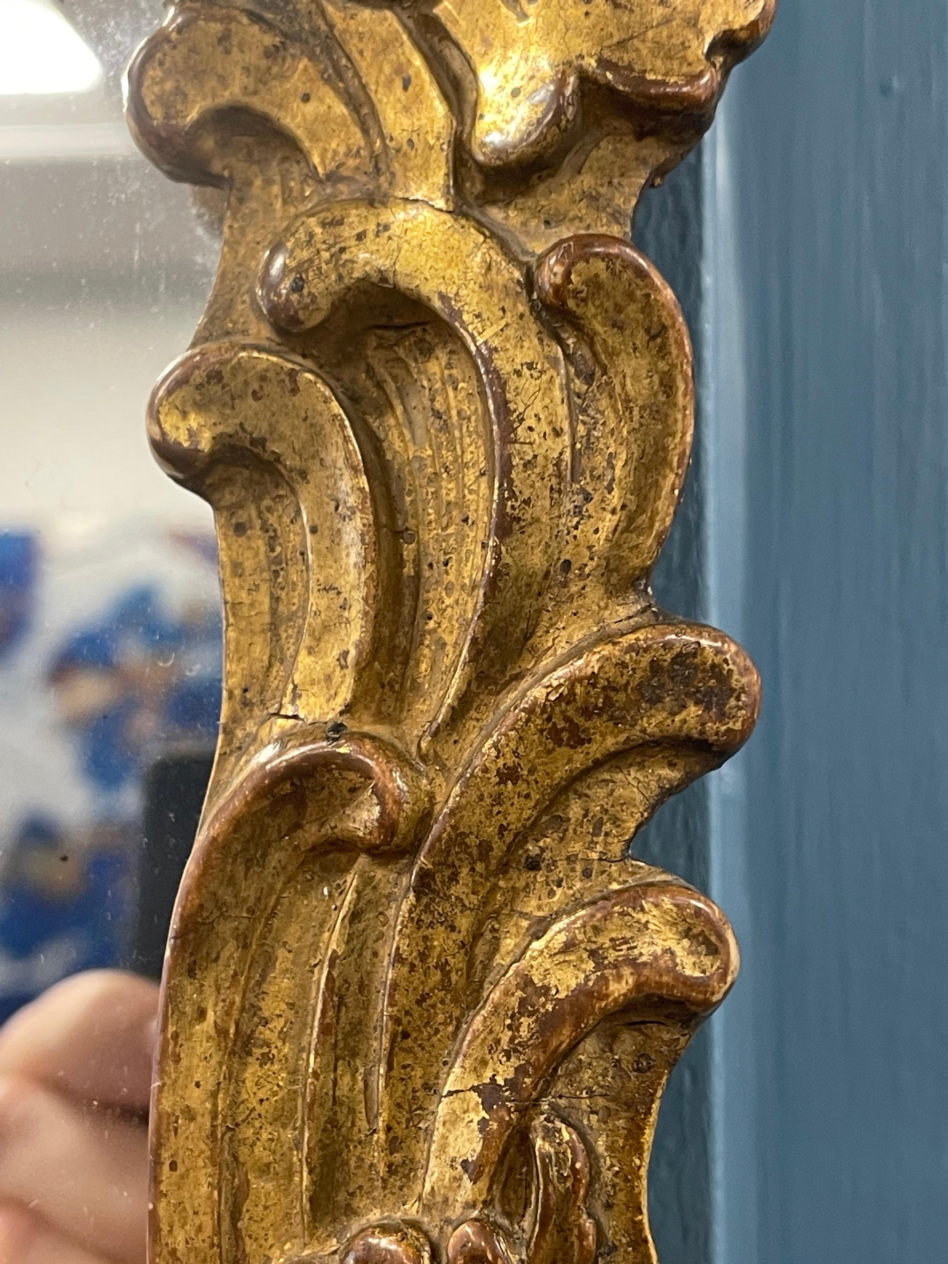 Bois doré Miroir en bois doré du 18e siècle en vente