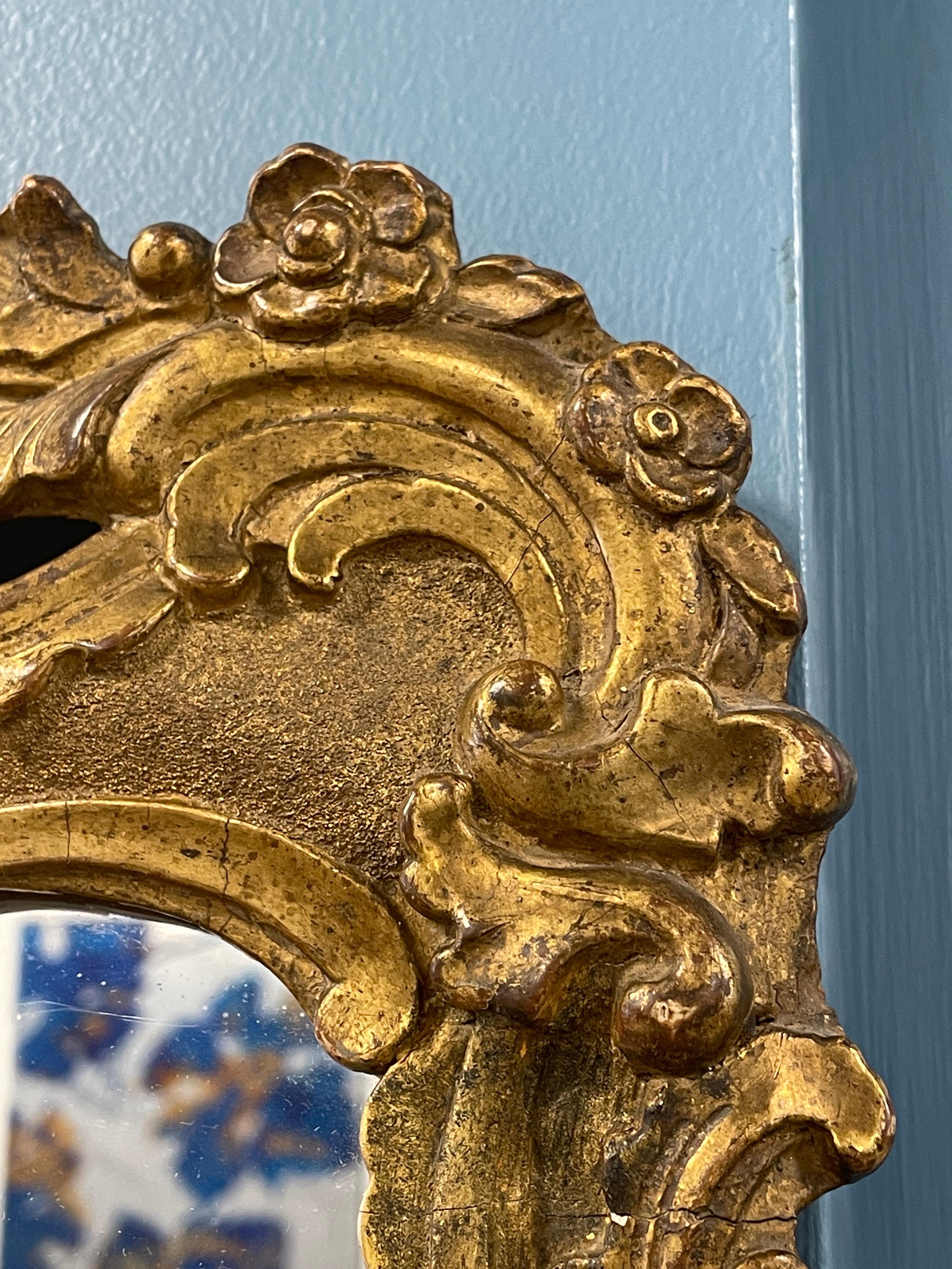 Miroir en bois doré du 18e siècle en vente 1