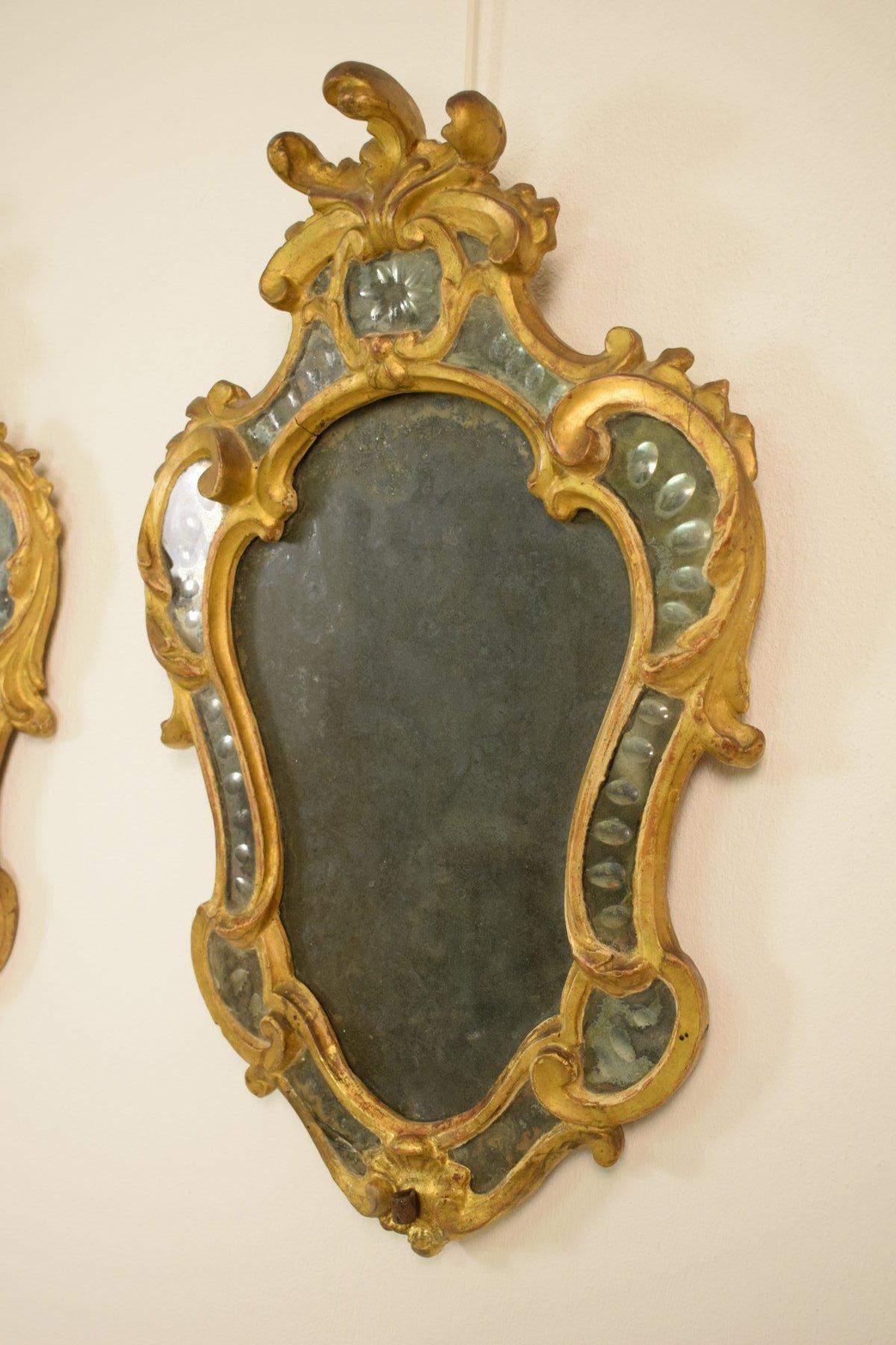 Paire d'appliques murales italiennes Louis XV en bois doré du 18ème siècle avec miroir en vente 5