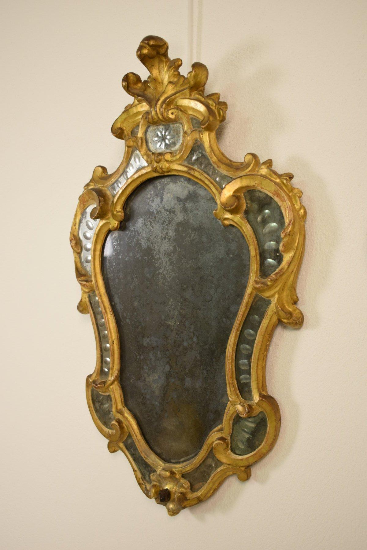 Paire d'appliques murales italiennes Louis XV en bois doré du 18ème siècle avec miroir en vente 6